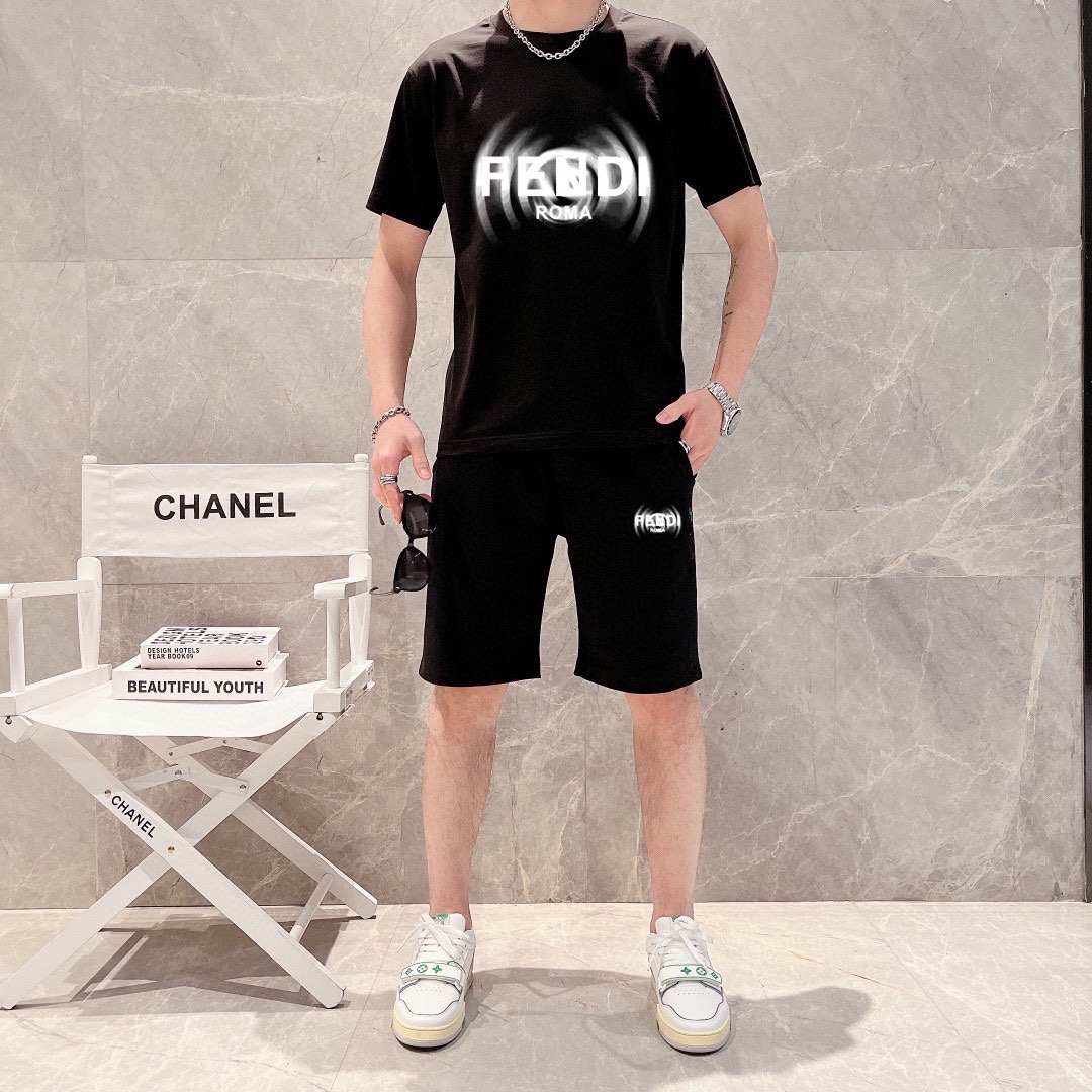 Fendi 品牌【FENDI 芬迪】 2025新款男士短袖短裤套装 销售 市面高端版本 手感细腻柔软 让你穿着更加舒适 立体裁剪版型超赞 尺码:M-5XL下单请报身高体重