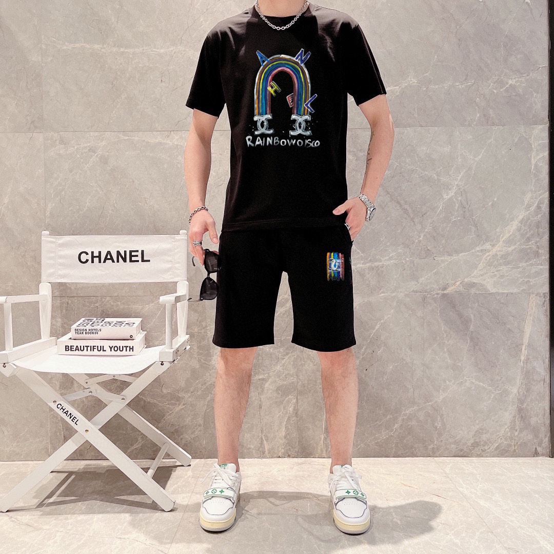 Chanel 品牌【CHANEL香奈儿】 2025新款男士短袖短裤套装 销售 市面高端版本 手感细腻柔软 让你穿着更加舒适 立体裁剪版型超赞 尺码:M-5XL下单请报身高体重