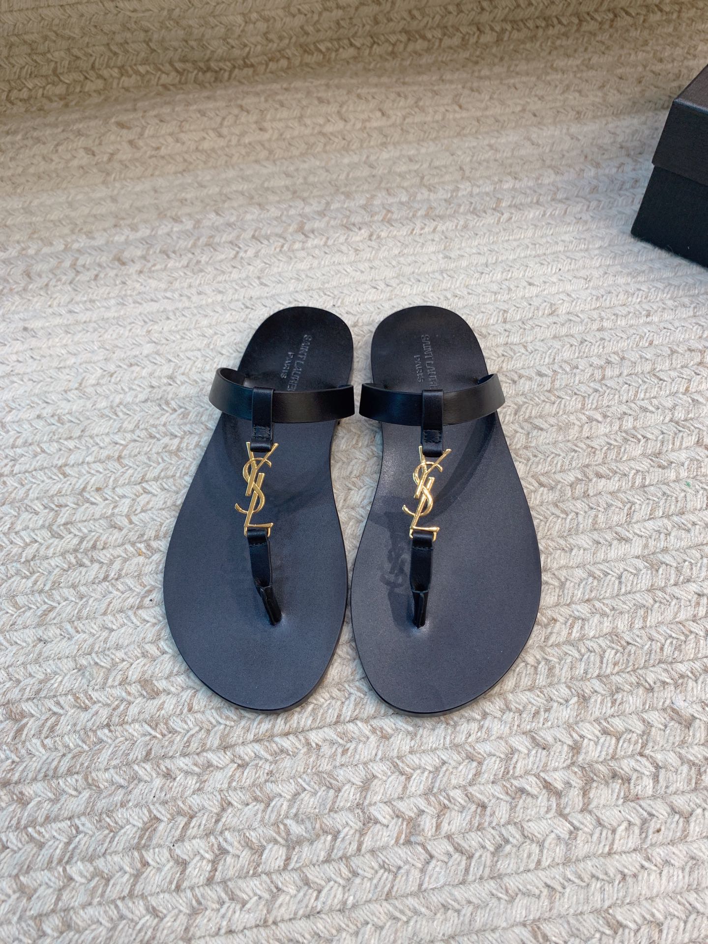 NO:927936,SAIN* LAUREN*SS25 new logo style wide sandals, original last, top quality material, imported cowhide leather upper/imported cowhide patent leather, imported sheepskin lining, genuine leather outsole, size 36-40 (35.41.42 custom-made, non-returnable, non-exchangeable), slippers and sandals, saint laurent, sandals, slippers, cowhide, sheepskin, Leather soles19860909SAIN* LAUREN*SS25新款logo款宽带凉拖鞋 原版套楦 顶级品质 材质 鞋面进口牛皮/进口牛漆皮 内里进口羊皮里 大底真皮大底 码数36-40（35.41.42定做不退不换）,拖鞋凉鞋,saint laurent,sandals,slippers,cowhide,sheepskin,Leather soles,Women's Shoes