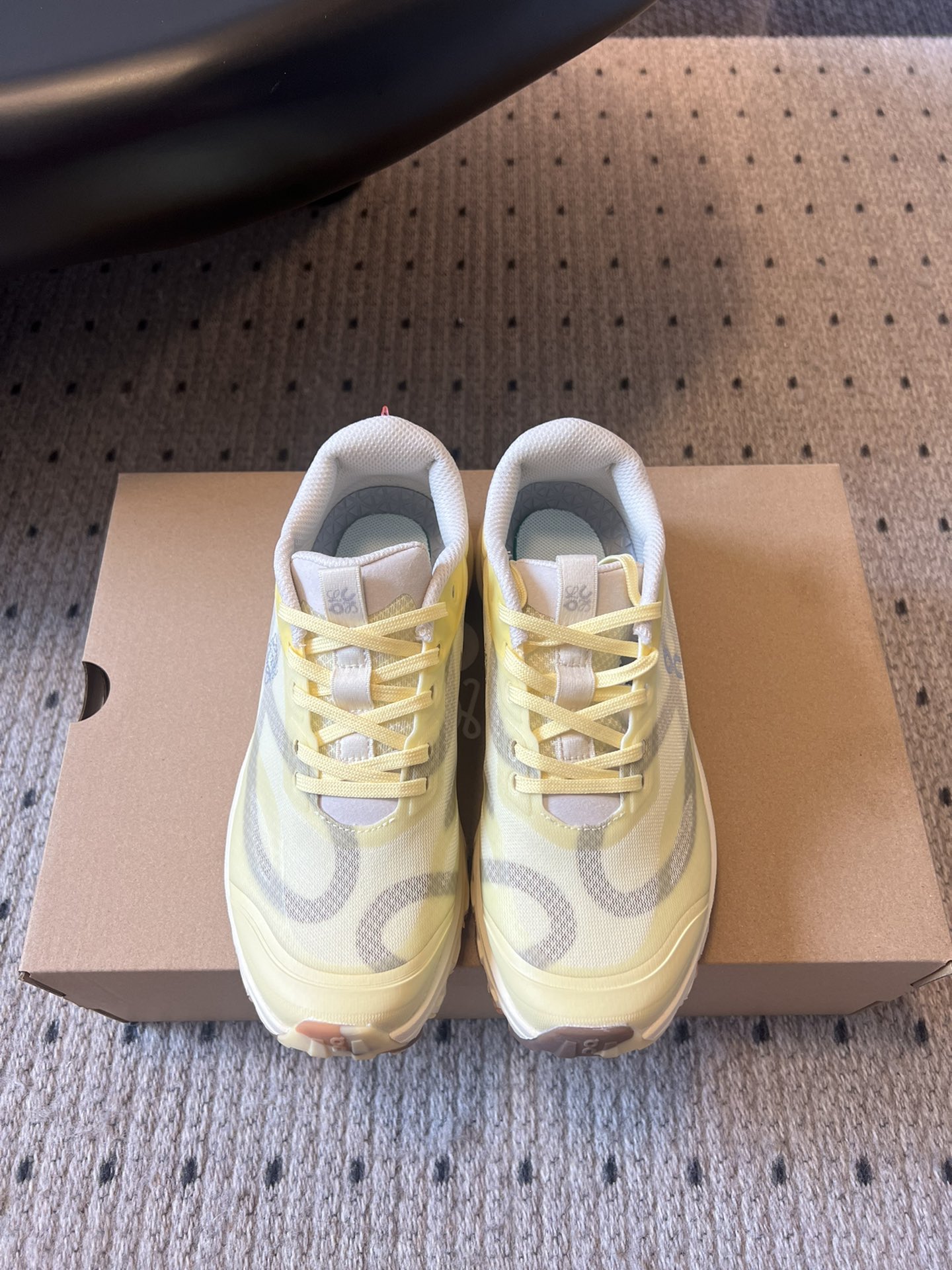 NO:448028,Loewe x On Cloudtilt1.0 Loewe jointly builds lightweight sports and casual shoes for couples, men and women!  Many celebrities have the same style. A joint-branded hit style in the fashion industry has the same style as Yang Mi. She has a comfortable foot feeling, soft soles and good wrapping. She looks long on her feet. It is very convenient to tie her legs without laces. It is very versatile whether she is casual or sporty. But it is really the best and most textured color!  Lightweight and comfortable, unwilling to take off when wearing it. That's it. size36-45 (45 customization, no return or exchange), casual shoes/sports shoes, loewe, loewe, sneakers19860909Loewe x On 昂跑Cloudtilt1.0  罗意威 联名轻量运动休闲鞋情侣男女款跑鞋！众多明星同款 时尚界的一款联名爆款爆动时尚圈杨幂同款,脚感很舒服,鞋底柔软且包裹性好,上脚显腿长,不用系鞋带很方便,不管休闲还是运动都很百搭.但真的是最好看最显质感的颜色！轻巧舒适性强穿上不舍得脱 就是这样嗨 size36-45（45定制不退换）,休闲鞋/运动鞋,loewe,loewe,sneakers,Women's Shoes