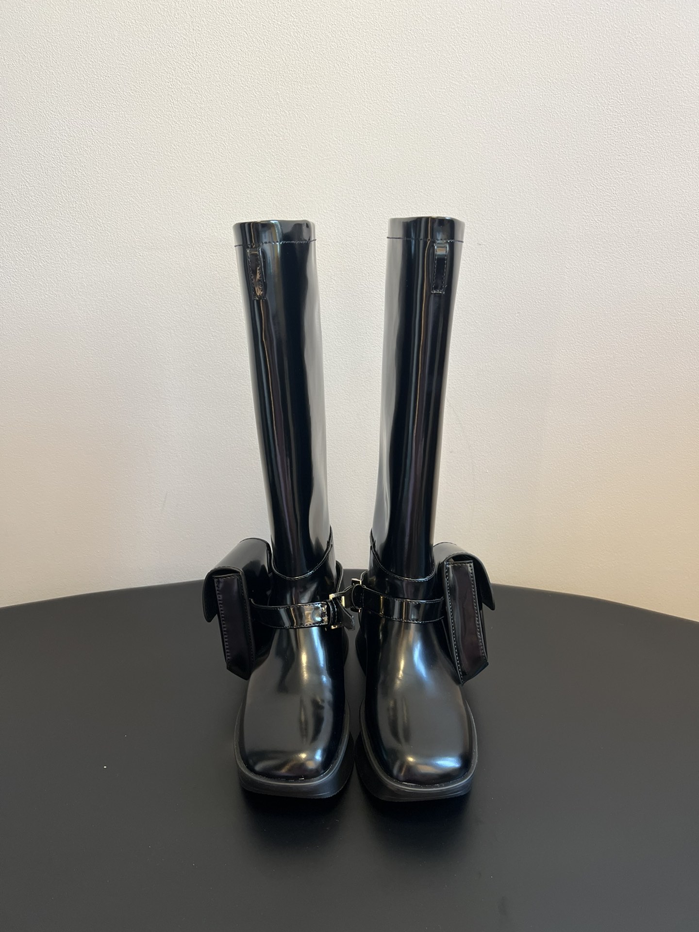 NO:448036,Prad* 2025 autumn and winter new triangle bag boots, Chen Haoyu's same style. This boot is the finishing touch of the outfit. The delicate and shiny cowhide texture is high-end and low-key, showing a unique taste, super convenient and perfect fitting the ankle line. The simple and neat boot shape has a unique lengthening leg proportion. Whether it is the casualness of jeans or the elegant dress, it can easily control the fashion sense and aura of the overall look in an instant, and easily wear it into a high-end and fashionable style!  Must-in-class P-family brand, really amazing, cool and fashionable, occasionally a bit sexy, full of aura, and a perfect dressing effect. The upper open-mark bead cowhide inner sheepskin, the sole private mold rubber wear-resistant and non-slip bottom SIZE35-40 (40 customization), boots, prada, boots, skirts, jeans, cowhide, sheepskin19860909Prad* 2025秋冬新款三角标包包靴 陈昊宇同款 这款靴子堪称穿搭的点睛之笔细腻亮面牛皮质感高级又低调,彰显独特品位穿脱超方便完美贴合脚踝线条,简约利落的靴型,拉长腿部比例一绝,无论是搭配牛仔裤的随性还是连衣裙的优雅,都能轻松驾驭瞬间提升整体造型的时尚感与气场,轻松穿出高级时髦范！ 秋冬必入款 P家经典的三角标,真的绝绝子,酷和时尚,偶尔带点性感上身气场十足,穿搭效果满分活脱脱的一个女神 鞋面开标珠牛皮 内里羊皮 大底私模橡胶耐磨防滑底 SIZE35-40（40定制）,靴子,prada,boots,skirts,jeans,cowhide,sheepskin,Women's Shoes