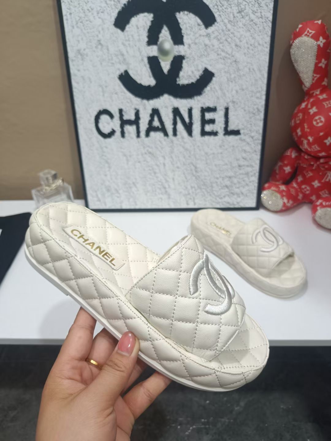 p220 2025🐍小香𝘾𝙃𝘼𝙉𝙀𝙇顶级专柜级𝙎𝙡𝙞𝙣𝙜-𝙗𝙖𝙘𝙠
小香最新“顶级休闲拖鞋系列”原板定制皮面、颜色、皮底、1:1定制独特的电秀风格、米兰走秀主推款，超🐔火爆.  高级手工系列，真的太美了！上脚超级好看，俏皮又高级，众多明星纷纷推荐出镜率超高人气⭐

.............................................
𝟏：𝟏定制、最新休闲拖鞋系列
 春秋主打款   经典手工制作
ꫛꫀꪝ Go➫ 材料：
❶鞋面采用： 原板材料
❷内里采用： 原板材料
❸大底根据： 原板材料
       专柜精品包装全套
.............................................
♡Size：35-40（41码可定做）
♡Price：顶级品质
