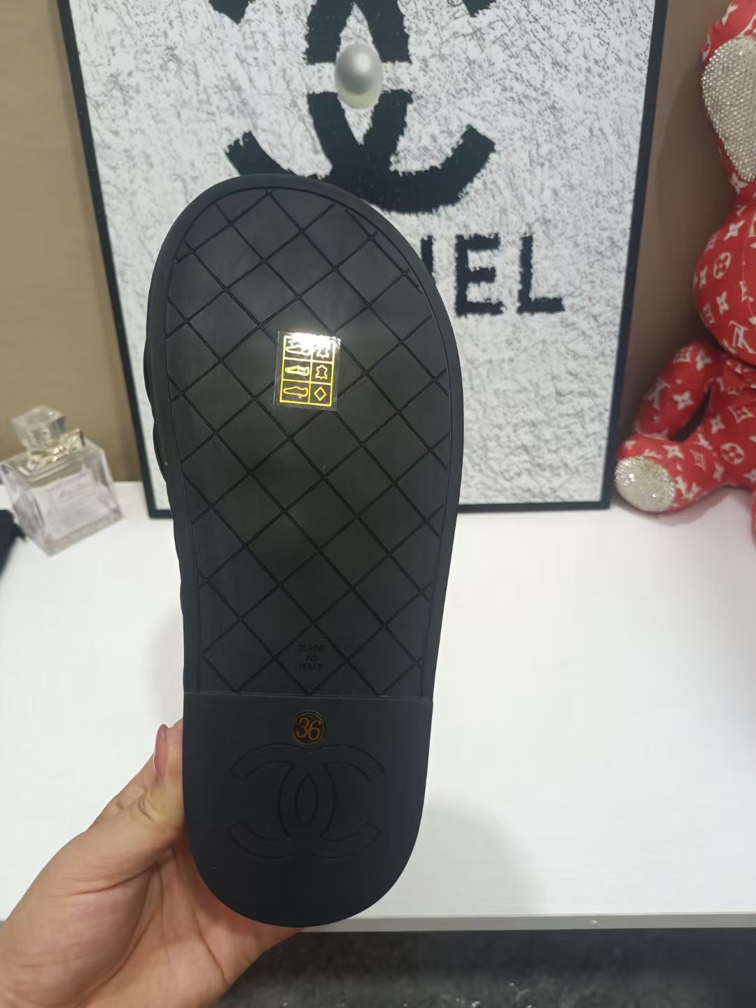 p220 2025🐍小香𝘾𝙃𝘼𝙉𝙀𝙇顶级专柜级𝙎𝙡𝙞𝙣𝙜-𝙗𝙖𝙘𝙠
小香最新“顶级休闲拖鞋系列”原板定制皮面、颜色、皮底、1:1定制独特的电秀风格、米兰走秀主推款，超🐔火爆.  高级手工系列，真的太美了！上脚超级好看，俏皮又高级，众多明星纷纷推荐出镜率超高人气⭐

.............................................
𝟏：𝟏定制、最新休闲拖鞋系列
 春秋主打款   经典手工制作
ꫛꫀꪝ Go➫ 材料：
❶鞋面采用： 原板材料
❷内里采用： 原板材料
❸大底根据： 原板材料
       专柜精品包装全套
.............................................
♡Size：35-40（41码可定做）
♡Price：顶级品质