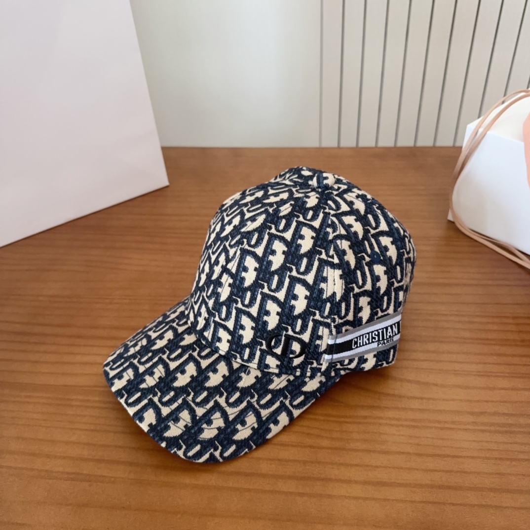 

Dior 迪奥 新款原单棒球帽， 精致純也格调很有感觉，很酷很时尚，质量超赞