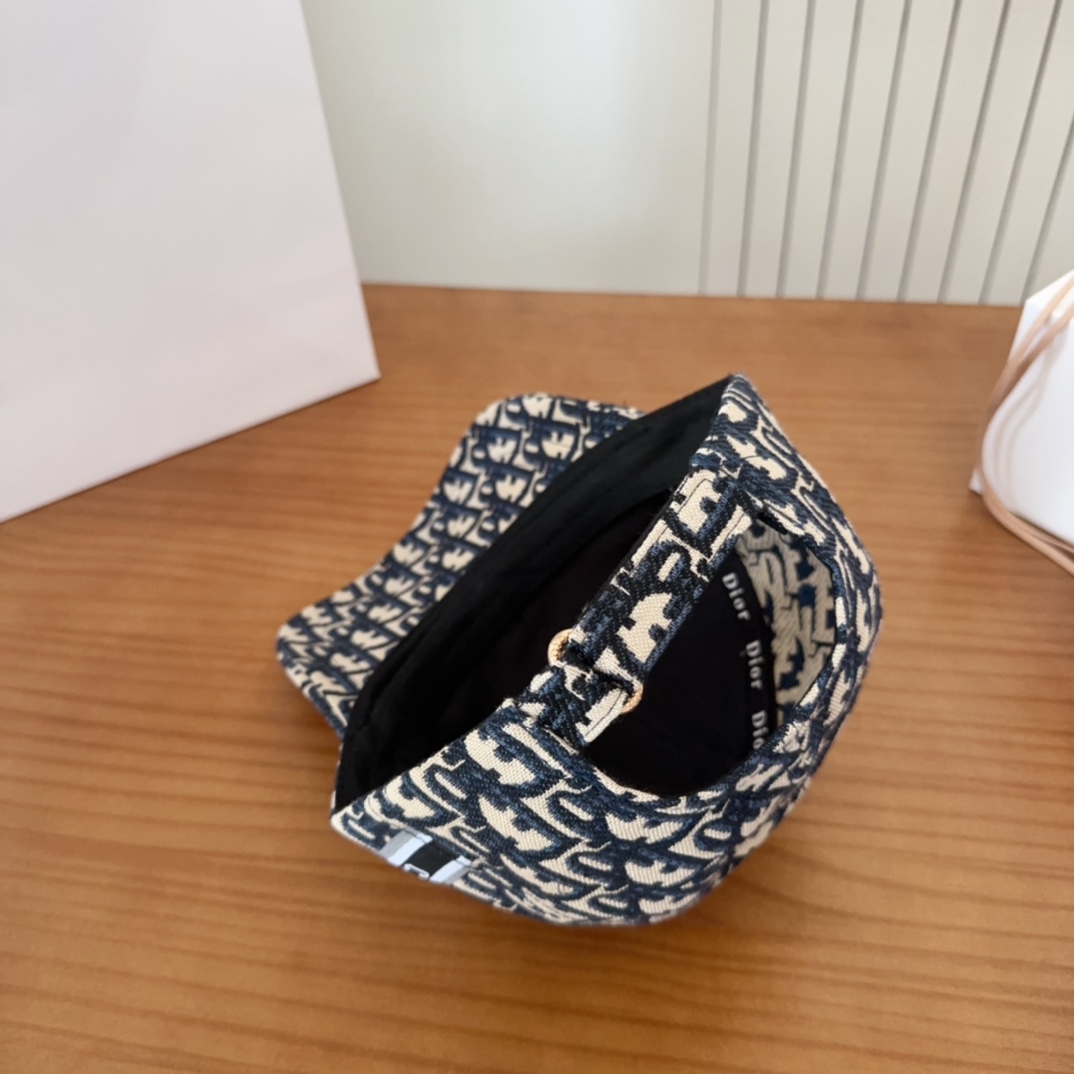 

Dior 迪奥 新款原单棒球帽， 精致純也格调很有感觉，很酷很时尚，质量超赞