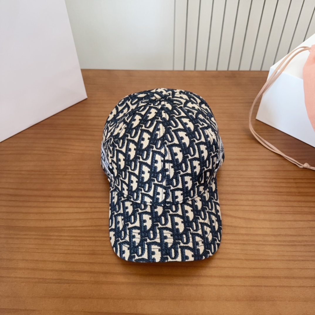 

Dior 迪奥 新款原单棒球帽， 精致純也格调很有感觉，很酷很时尚，质量超赞