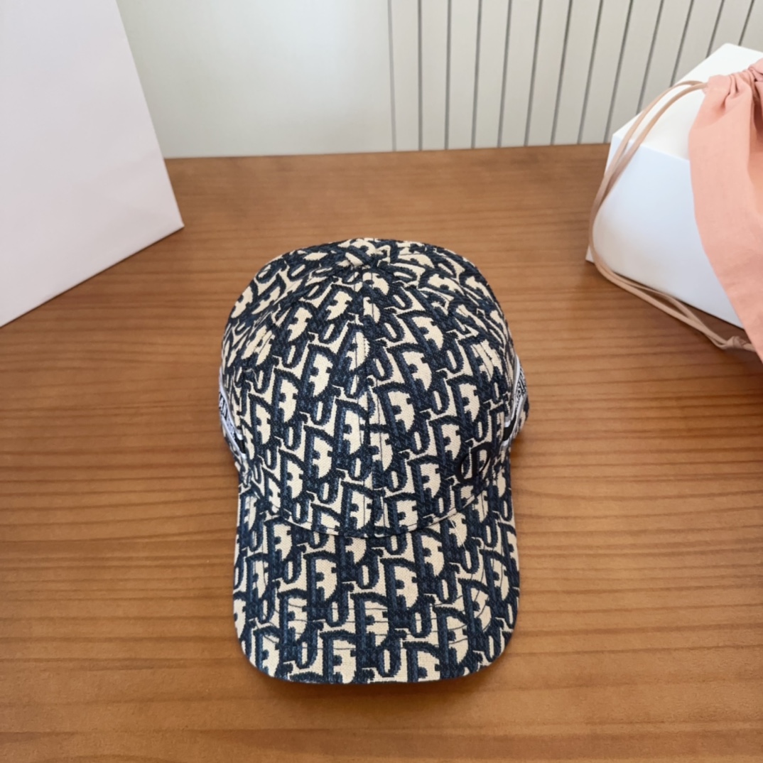 

Dior 迪奥 新款原单棒球帽， 精致純也格调很有感觉，很酷很时尚，质量超赞