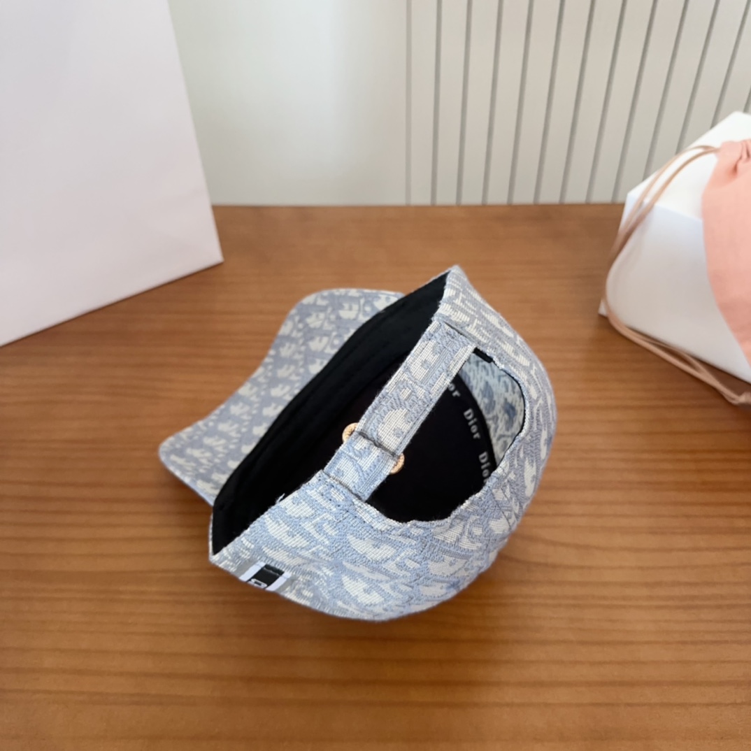 

Dior 迪奥 新款原单棒球帽， 精致純也格调很有感觉，很酷很时尚，质量超赞