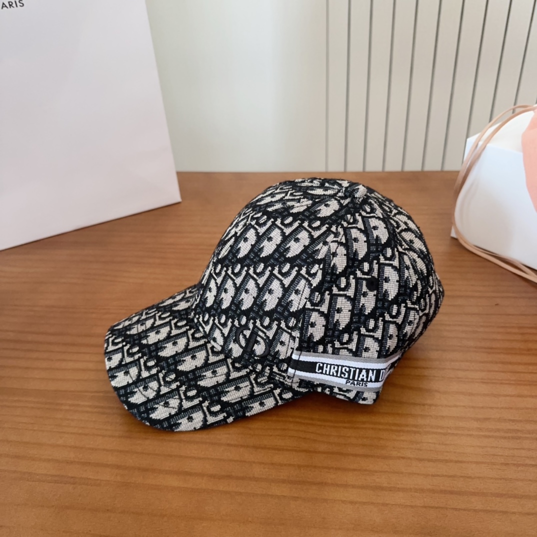 

Dior 迪奥 新款原单棒球帽， 精致純也格调很有感觉，很酷很时尚，质量超赞