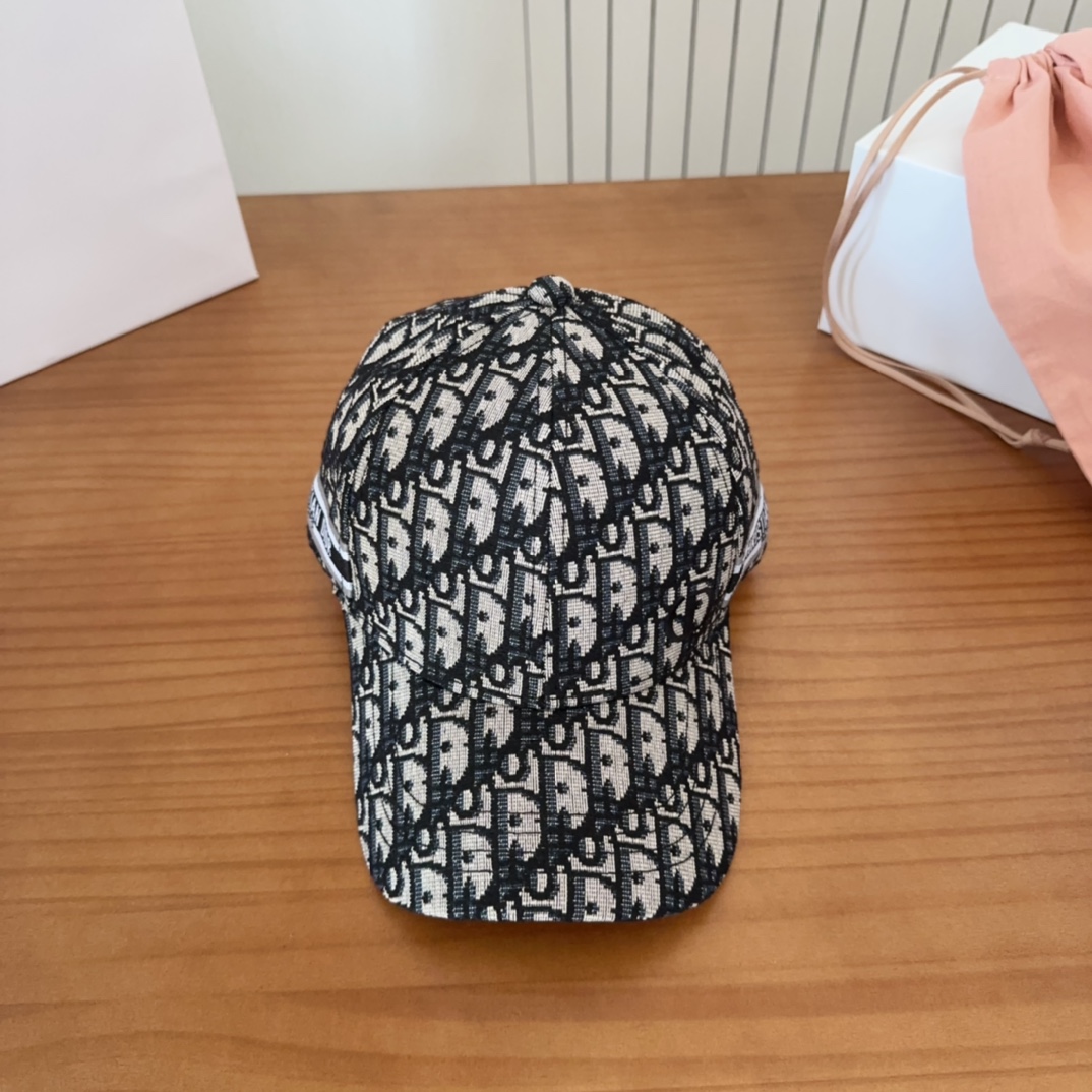 

Dior 迪奥 新款原单棒球帽， 精致純也格调很有感觉，很酷很时尚，质量超赞