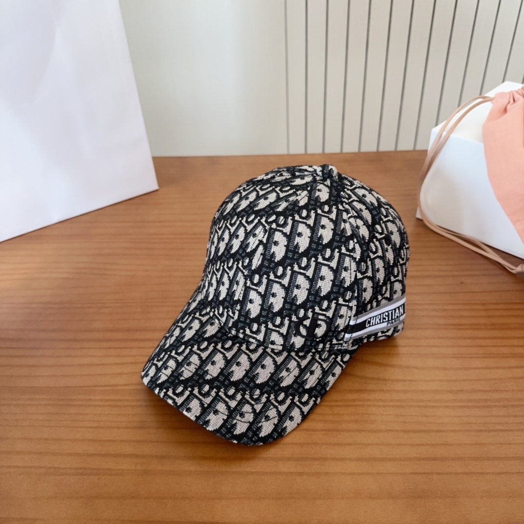 

Dior 迪奥 新款原单棒球帽， 精致純也格调很有感觉，很酷很时尚，质量超赞