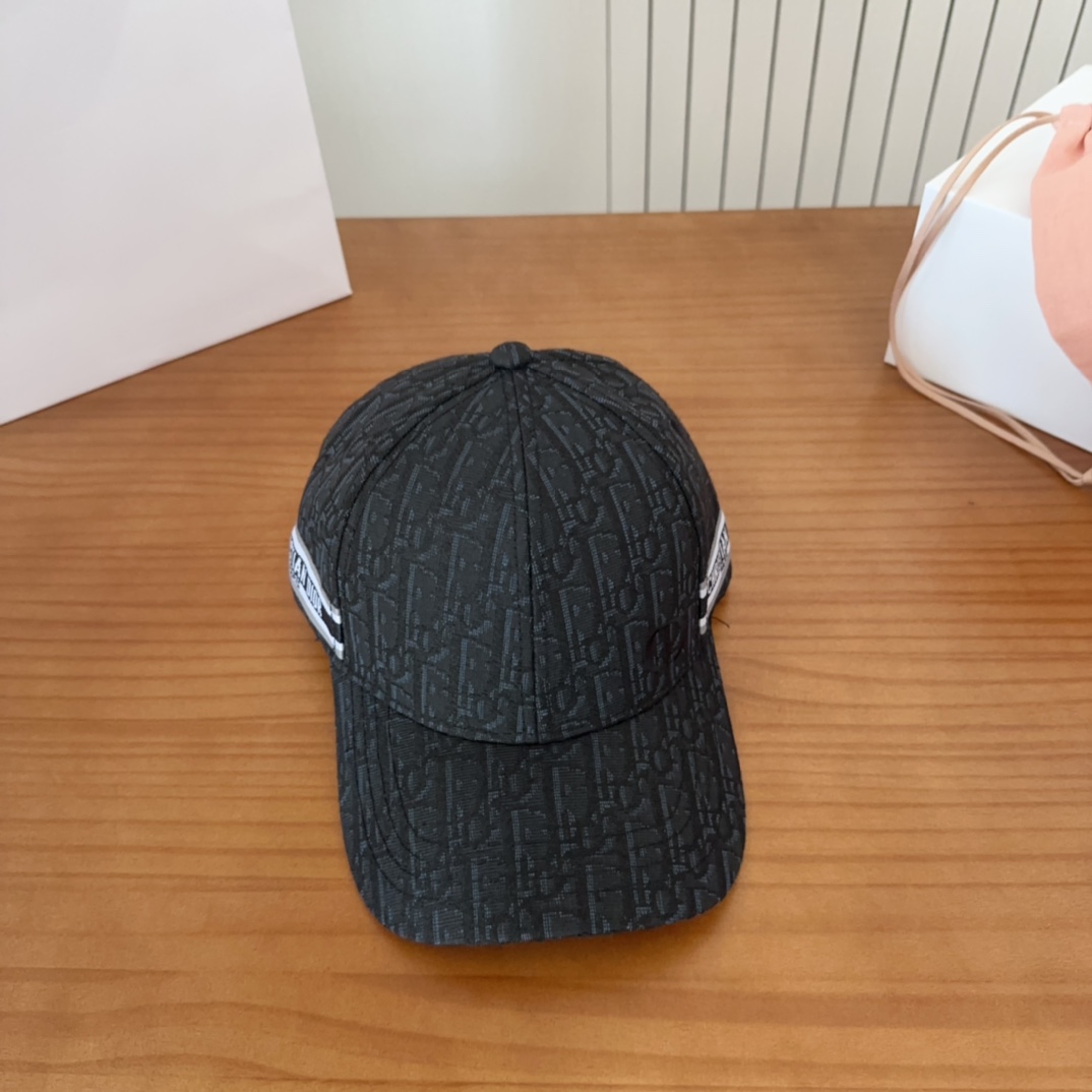 

Dior 迪奥 新款原单棒球帽， 精致純也格调很有感觉，很酷很时尚，质量超赞