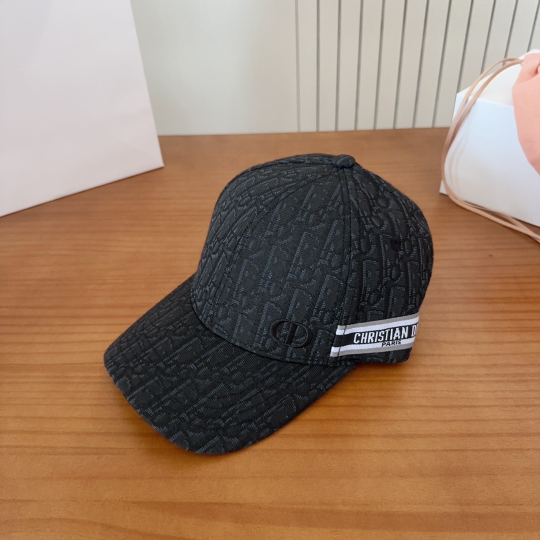 

Dior 迪奥 新款原单棒球帽， 精致純也格调很有感觉，很酷很时尚，质量超赞