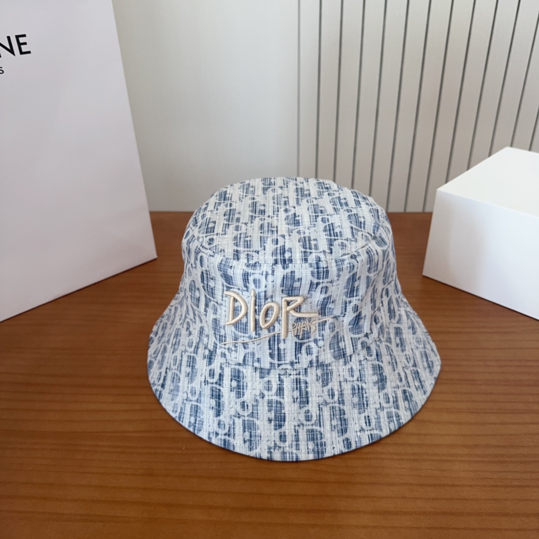 

迪奥渔夫帽🧢休闲百搭款🆒
👏饱满立体高颅顶❗️
🔉帽型正点 弧度流畅线条自然
💙神奇改善脸型，戴上立