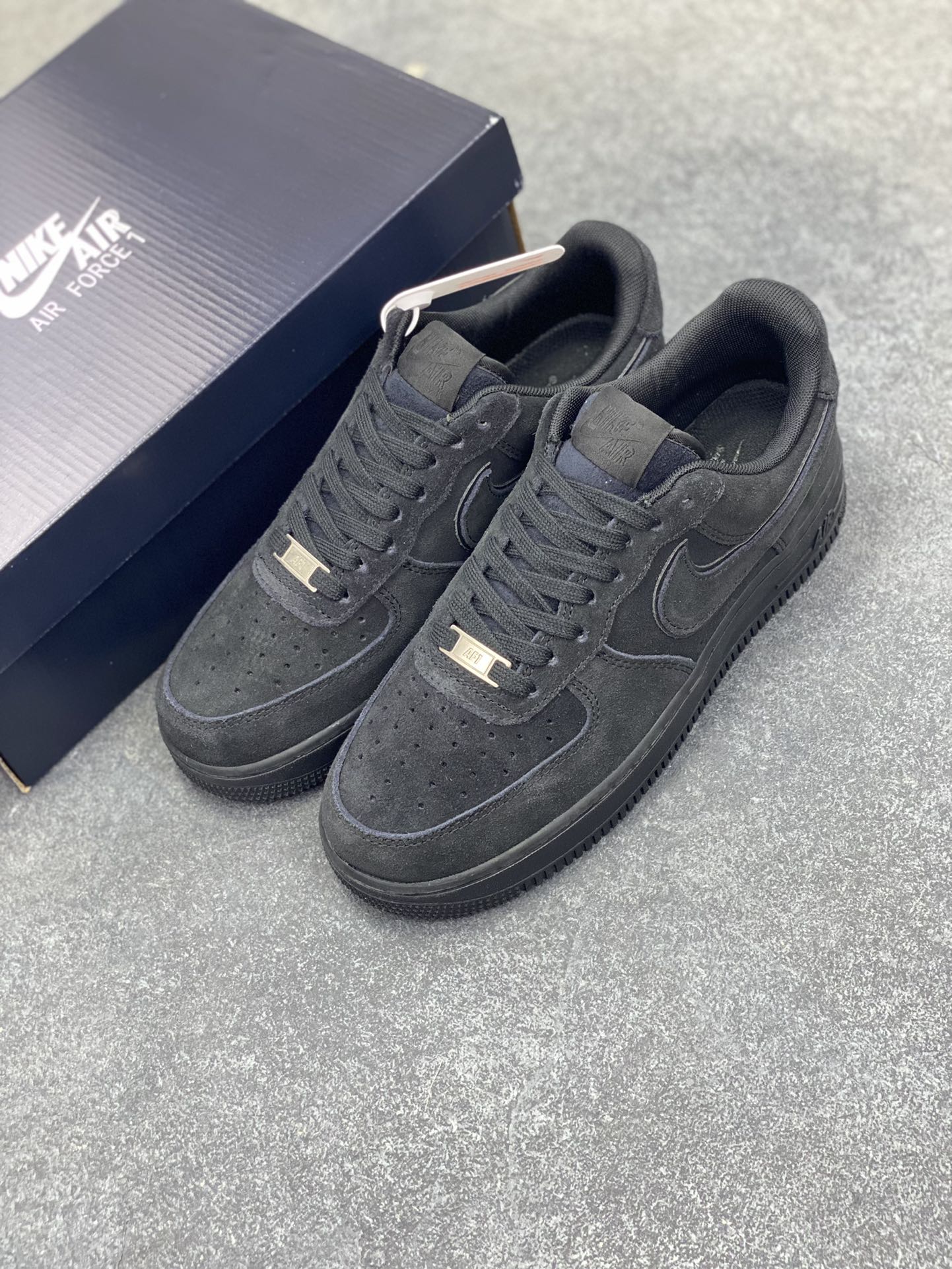 图片[8]-Nike Air Force 1 Low 翻毛黑 原楦头原纸板 打造纯正空军版型 专注外贸渠道 全掌内置蜂窝气垫 原盒配件 原厂中底钢印、拉帮完美 货号：HQ1966-002 尺码：36 36.5 37.5 38 38.5 39 40 40.5 41 42 42.5 43 44 44.5 45-选品中心