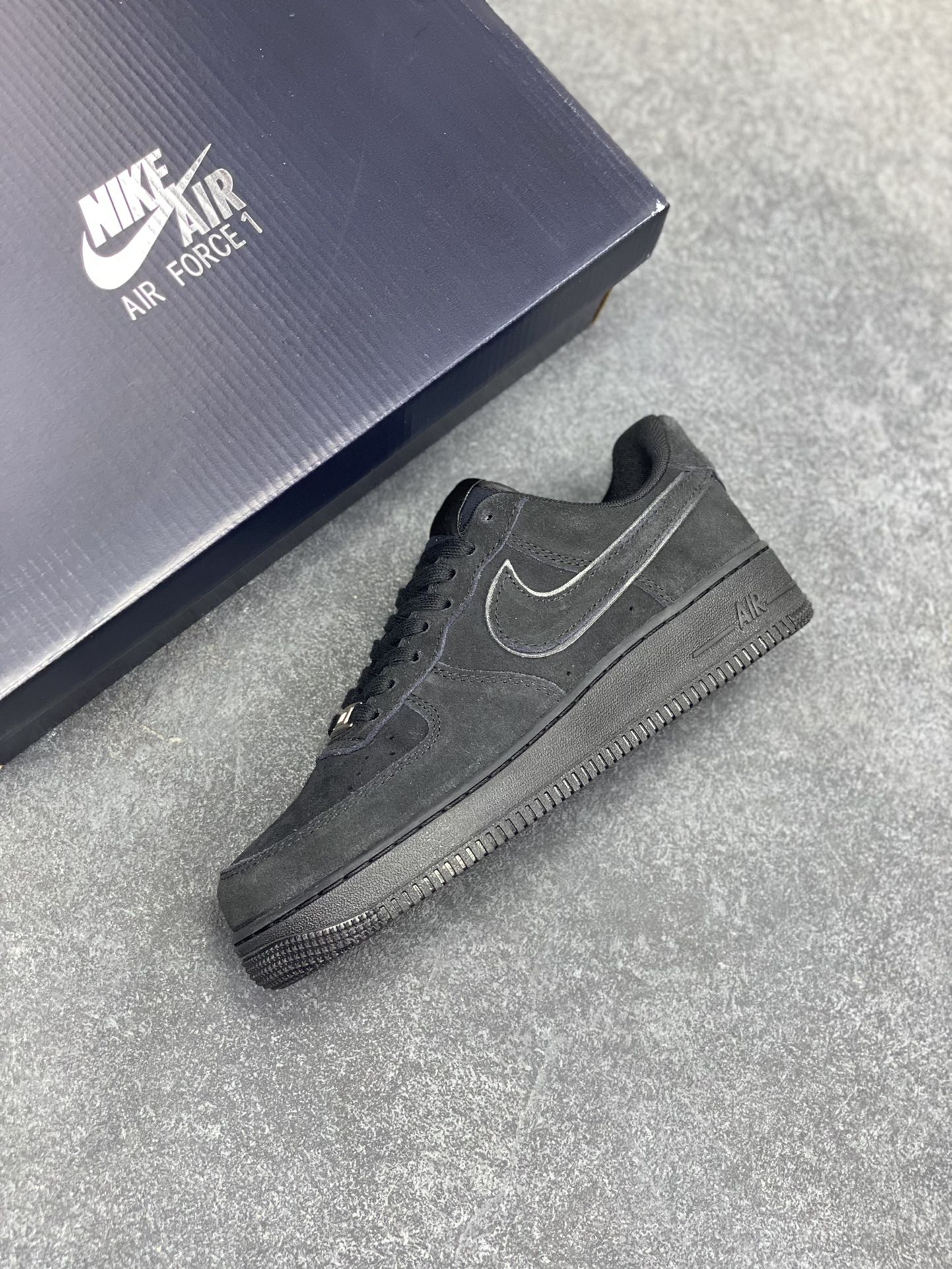 图片[7]-Nike Air Force 1 Low 翻毛黑 原楦头原纸板 打造纯正空军版型 专注外贸渠道 全掌内置蜂窝气垫 原盒配件 原厂中底钢印、拉帮完美 货号：HQ1966-002 尺码：36 36.5 37.5 38 38.5 39 40 40.5 41 42 42.5 43 44 44.5 45-选品中心
