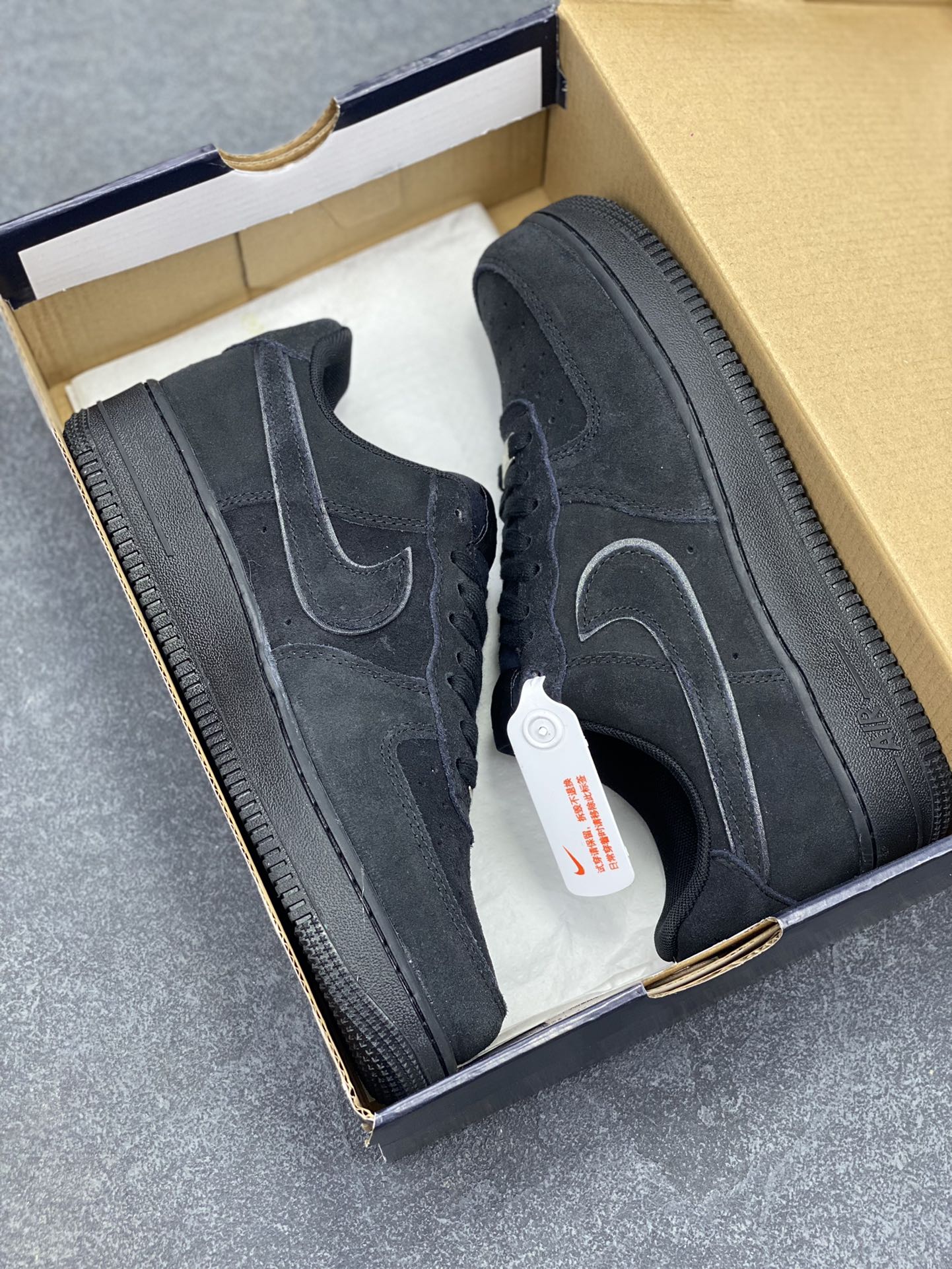图片[9]-Nike Air Force 1 Low 翻毛黑 原楦头原纸板 打造纯正空军版型 专注外贸渠道 全掌内置蜂窝气垫 原盒配件 原厂中底钢印、拉帮完美 货号：HQ1966-002 尺码：36 36.5 37.5 38 38.5 39 40 40.5 41 42 42.5 43 44 44.5 45-选品中心