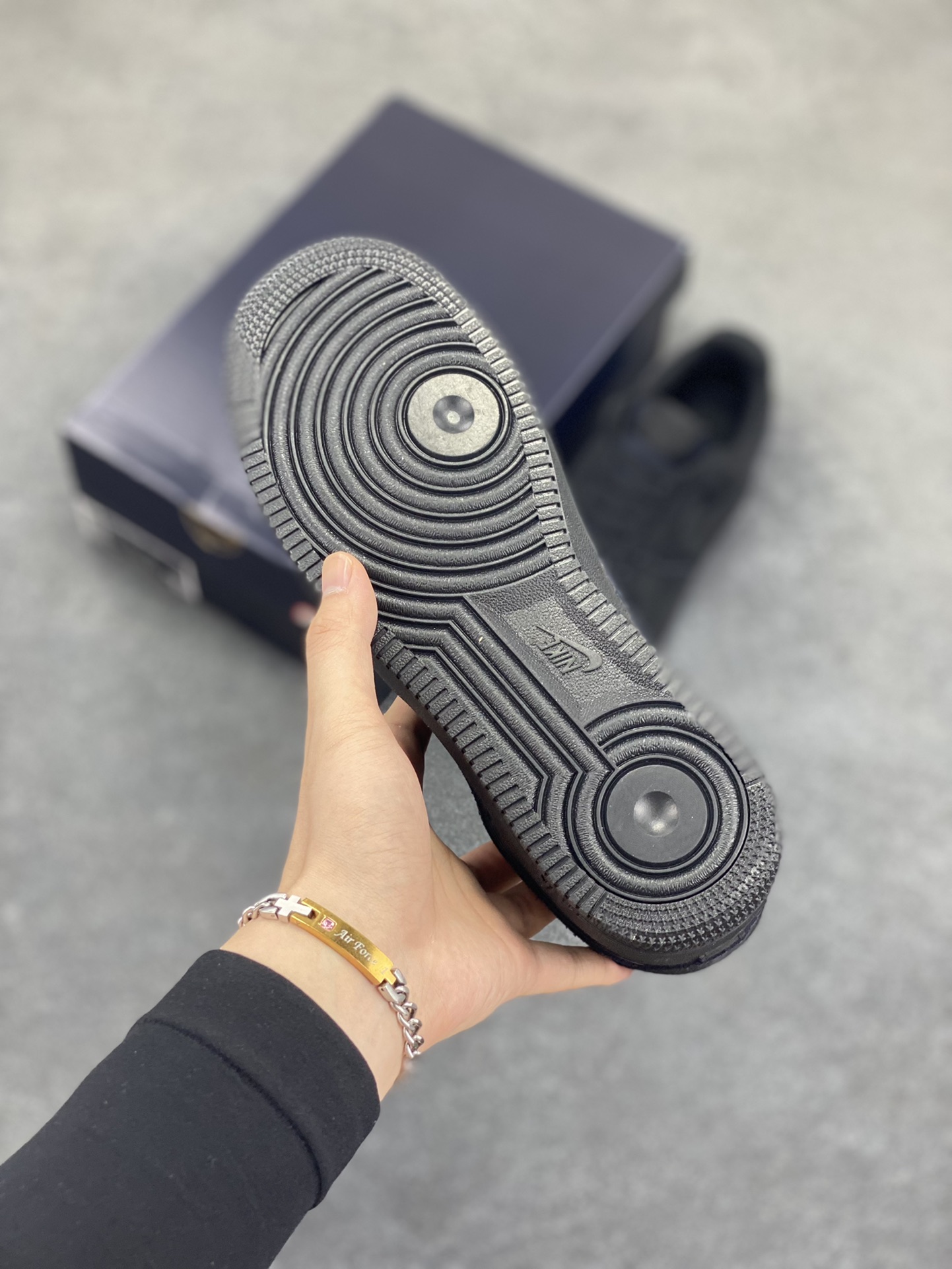 图片[5]-Nike Air Force 1 Low 翻毛黑 原楦头原纸板 打造纯正空军版型 专注外贸渠道 全掌内置蜂窝气垫 原盒配件 原厂中底钢印、拉帮完美 货号：HQ1966-002 尺码：36 36.5 37.5 38 38.5 39 40 40.5 41 42 42.5 43 44 44.5 45-选品中心