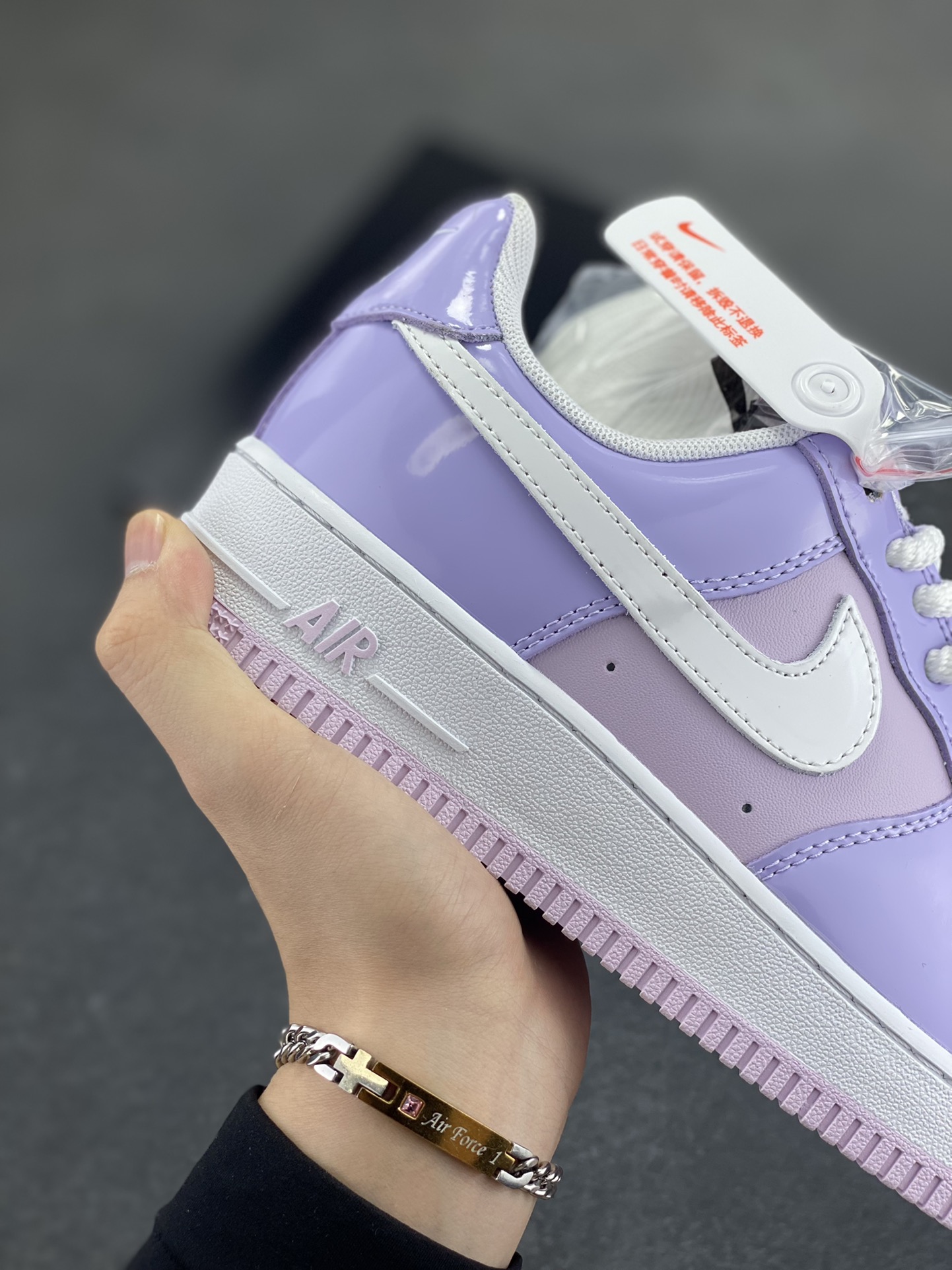图片[6]-Nike Air Force 1 Low 镜面紫白勾 空军一号低帮运动休闲板鞋 原楦头原纸板 打造纯正空军版型#专注外贸渠道 全掌内置蜂窝气垫 #原盒配件 原厂中底钢印、拉帮完美 货号：HV9405-500 尺码：36 36.5 37.5 38 38.5 39 40 40.5 41 42 42.5 43 44 44.5 45-选品中心