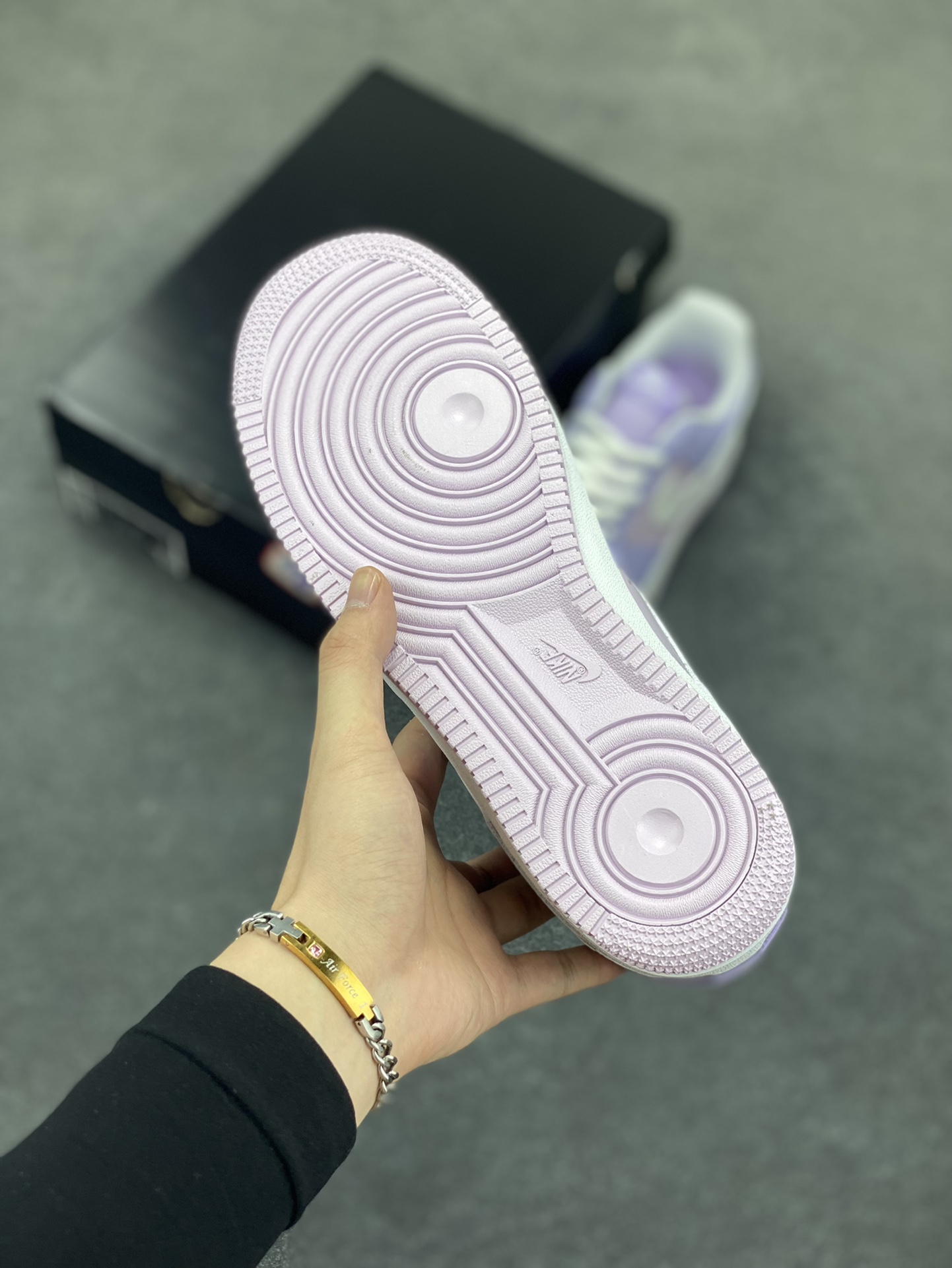 图片[5]-Nike Air Force 1 Low 镜面紫白勾 空军一号低帮运动休闲板鞋 原楦头原纸板 打造纯正空军版型#专注外贸渠道 全掌内置蜂窝气垫 #原盒配件 原厂中底钢印、拉帮完美 货号：HV9405-500 尺码：36 36.5 37.5 38 38.5 39 40 40.5 41 42 42.5 43 44 44.5 45-选品中心