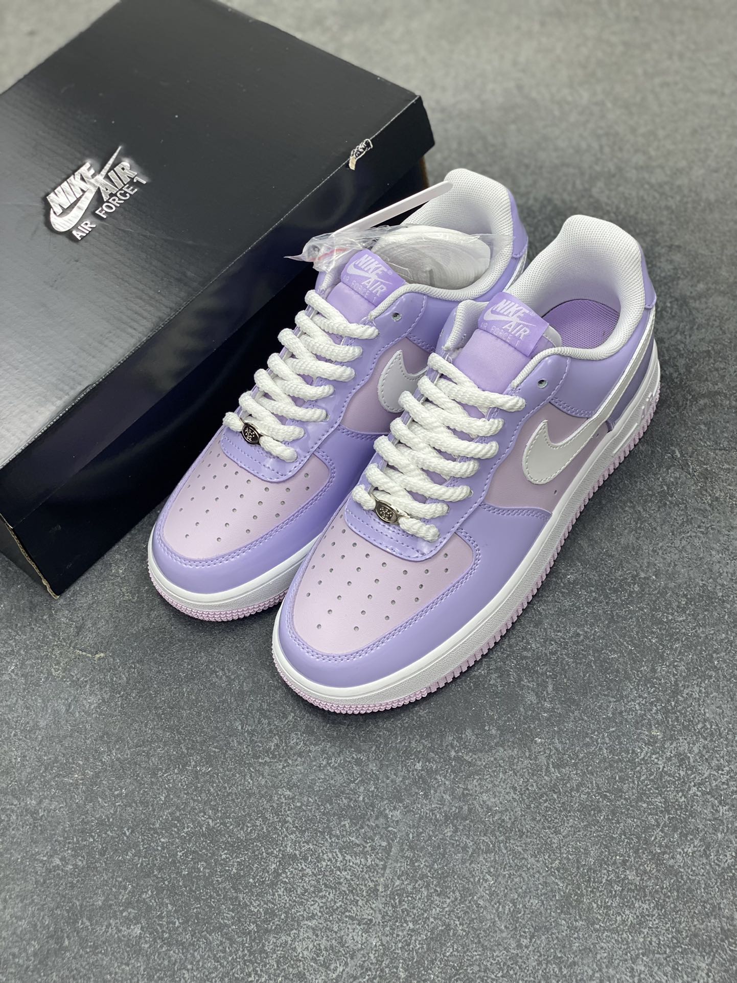 图片[8]-Nike Air Force 1 Low 镜面紫白勾 空军一号低帮运动休闲板鞋 原楦头原纸板 打造纯正空军版型#专注外贸渠道 全掌内置蜂窝气垫 #原盒配件 原厂中底钢印、拉帮完美 货号：HV9405-500 尺码：36 36.5 37.5 38 38.5 39 40 40.5 41 42 42.5 43 44 44.5 45-选品中心