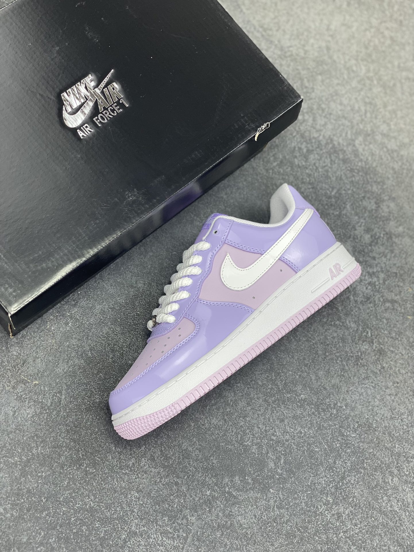 图片[7]-Nike Air Force 1 Low 镜面紫白勾 空军一号低帮运动休闲板鞋 原楦头原纸板 打造纯正空军版型#专注外贸渠道 全掌内置蜂窝气垫 #原盒配件 原厂中底钢印、拉帮完美 货号：HV9405-500 尺码：36 36.5 37.5 38 38.5 39 40 40.5 41 42 42.5 43 44 44.5 45-选品中心
