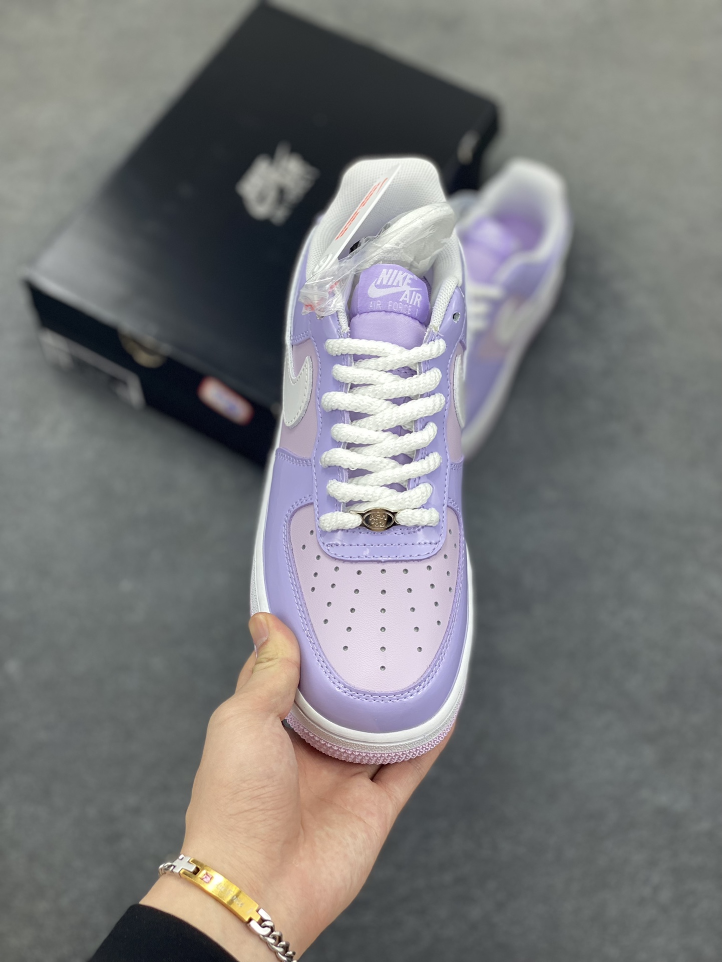 图片[2]-Nike Air Force 1 Low 镜面紫白勾 空军一号低帮运动休闲板鞋 原楦头原纸板 打造纯正空军版型#专注外贸渠道 全掌内置蜂窝气垫 #原盒配件 原厂中底钢印、拉帮完美 货号：HV9405-500 尺码：36 36.5 37.5 38 38.5 39 40 40.5 41 42 42.5 43 44 44.5 45-选品中心
