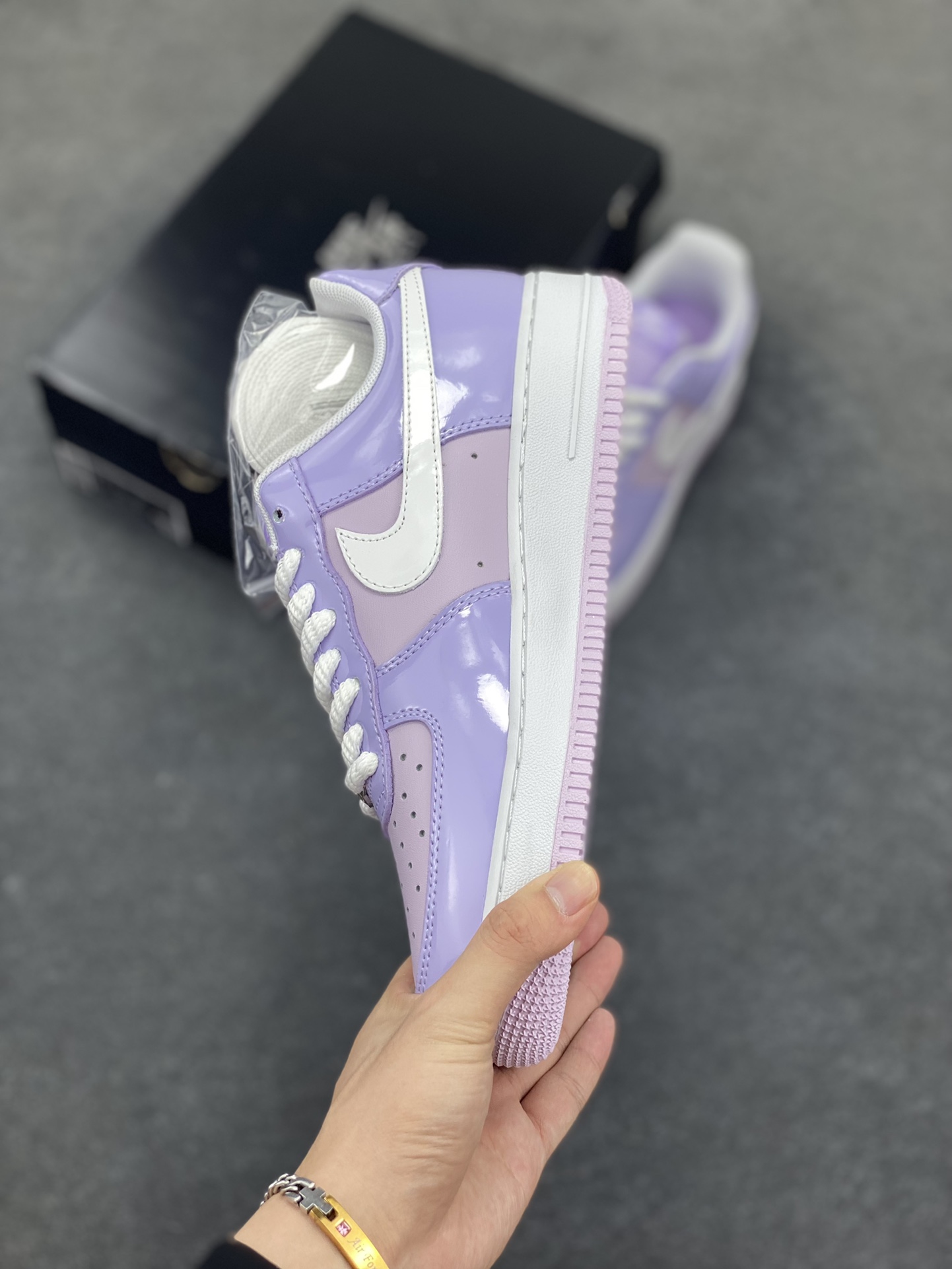 图片[3]-Nike Air Force 1 Low 镜面紫白勾 空军一号低帮运动休闲板鞋 原楦头原纸板 打造纯正空军版型#专注外贸渠道 全掌内置蜂窝气垫 #原盒配件 原厂中底钢印、拉帮完美 货号：HV9405-500 尺码：36 36.5 37.5 38 38.5 39 40 40.5 41 42 42.5 43 44 44.5 45-选品中心