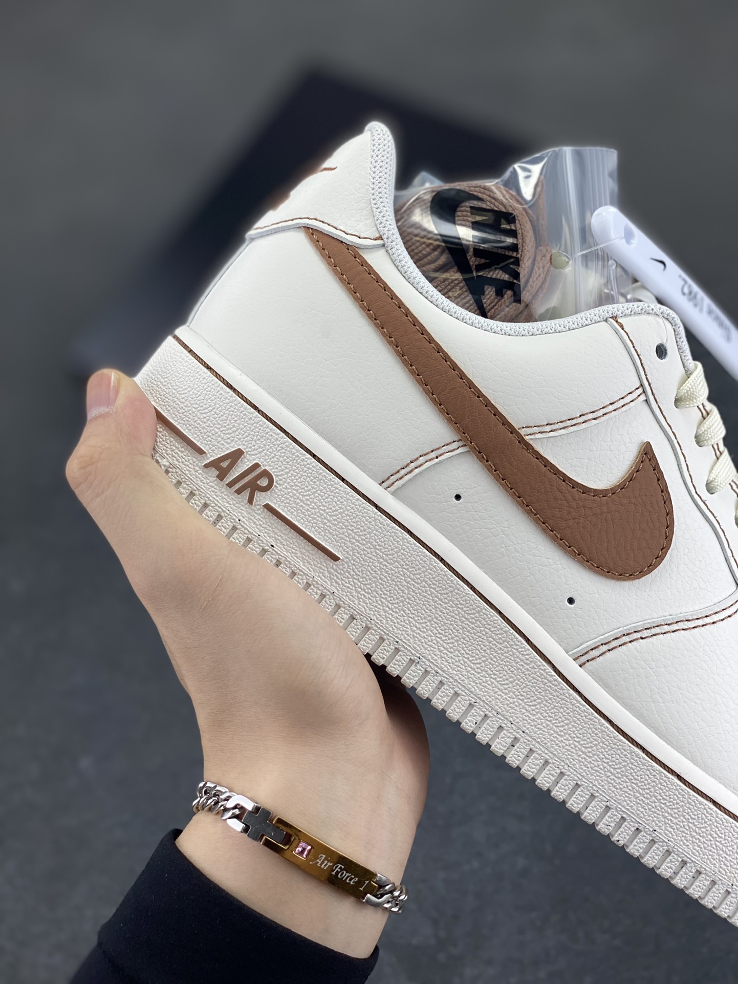 图片[6]-HY版本💯 Nike Air Force 1 Low 白黄 原楦头原纸板 打造纯正空军版型 专注外贸渠道 全掌内置蜂窝气垫 原盒配件 原厂中底钢印、拉帮完美 货号：HQ2037-101 尺码：36 36.5 37.5 38 38.5 39 40 40.5 41 42 42.5 43 44 44.5 45 46-选品中心