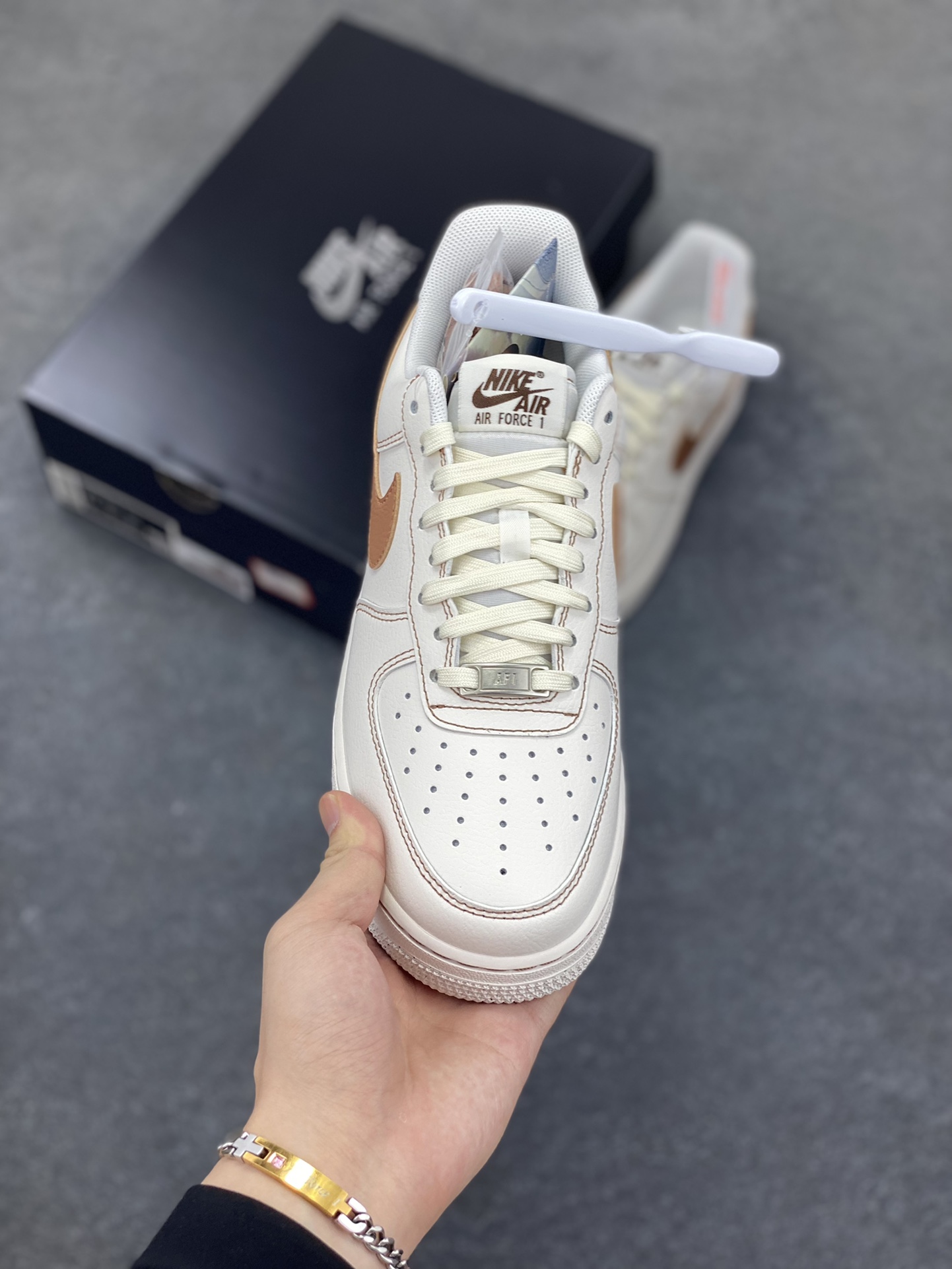 图片[2]-HY版本💯 Nike Air Force 1 Low 白黄 原楦头原纸板 打造纯正空军版型 专注外贸渠道 全掌内置蜂窝气垫 原盒配件 原厂中底钢印、拉帮完美 货号：HQ2037-101 尺码：36 36.5 37.5 38 38.5 39 40 40.5 41 42 42.5 43 44 44.5 45 46-选品中心