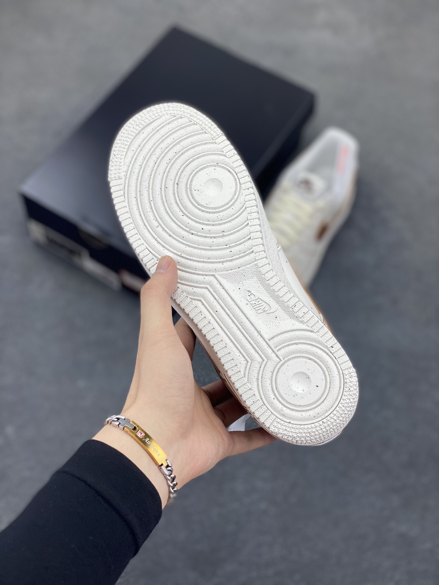 图片[5]-HY版本💯 Nike Air Force 1 Low 白黄 原楦头原纸板 打造纯正空军版型 专注外贸渠道 全掌内置蜂窝气垫 原盒配件 原厂中底钢印、拉帮完美 货号：HQ2037-101 尺码：36 36.5 37.5 38 38.5 39 40 40.5 41 42 42.5 43 44 44.5 45 46-选品中心