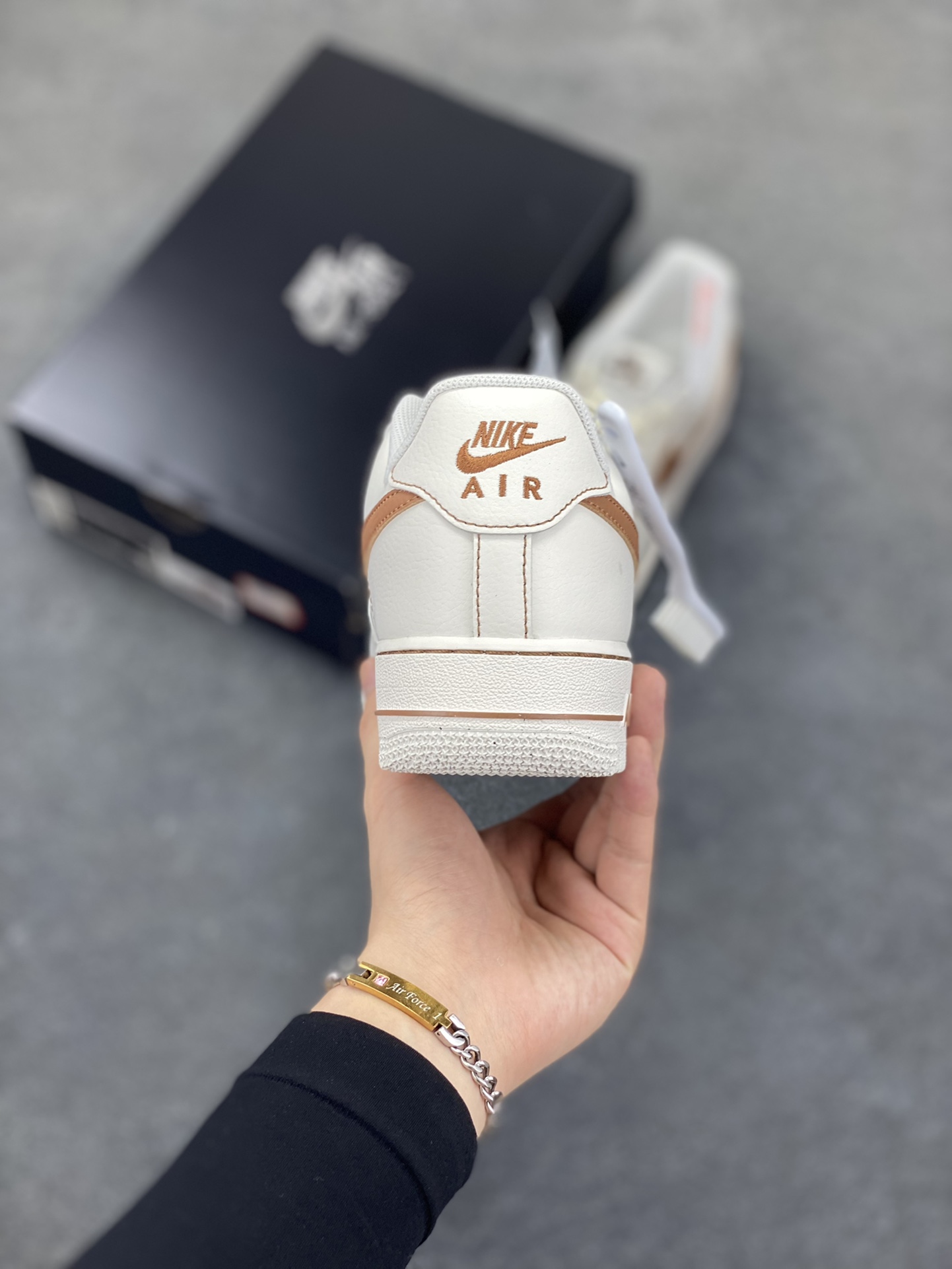 图片[4]-HY版本💯 Nike Air Force 1 Low 白黄 原楦头原纸板 打造纯正空军版型 专注外贸渠道 全掌内置蜂窝气垫 原盒配件 原厂中底钢印、拉帮完美 货号：HQ2037-101 尺码：36 36.5 37.5 38 38.5 39 40 40.5 41 42 42.5 43 44 44.5 45 46-选品中心
