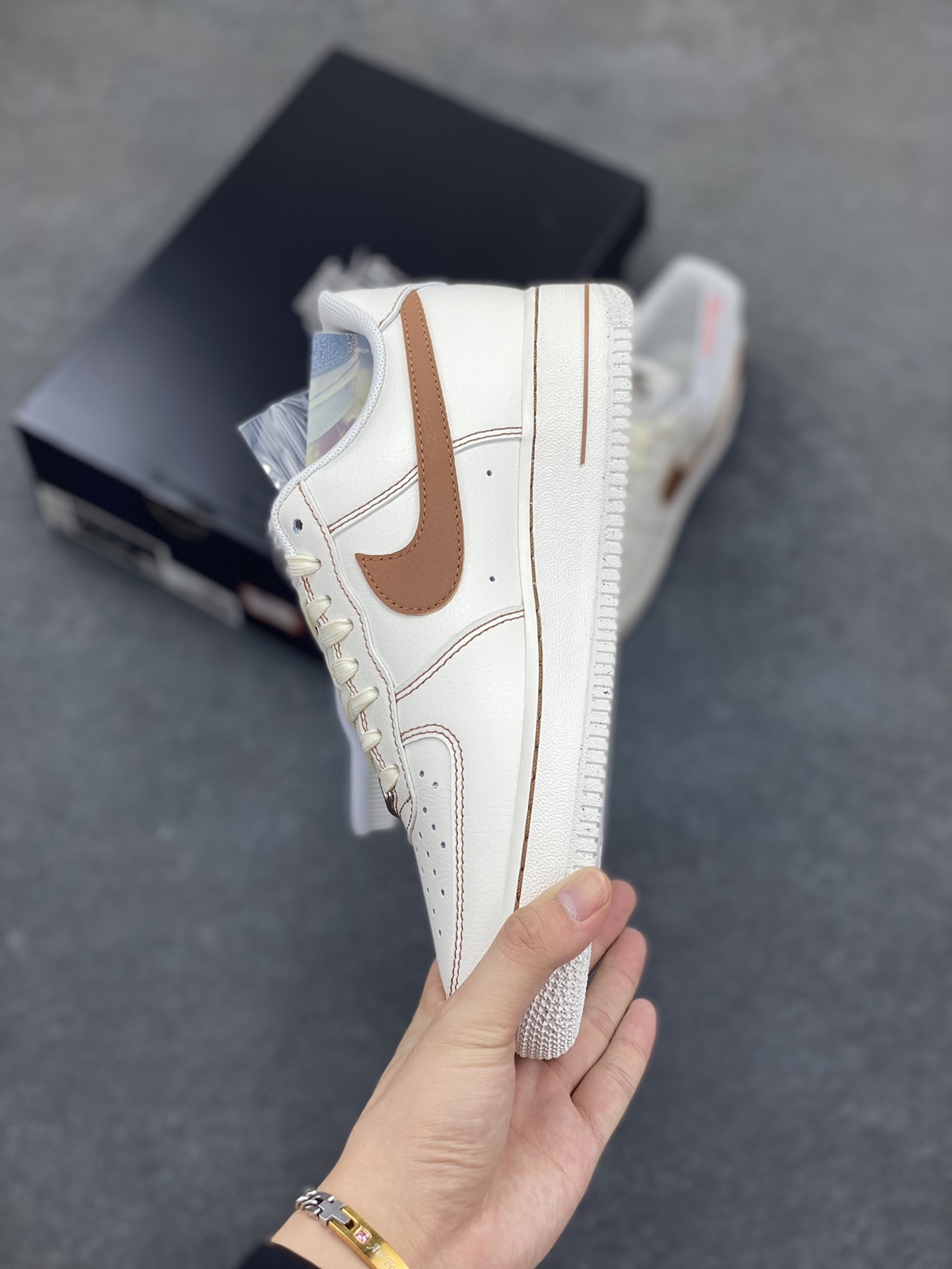图片[3]-HY版本💯 Nike Air Force 1 Low 白黄 原楦头原纸板 打造纯正空军版型 专注外贸渠道 全掌内置蜂窝气垫 原盒配件 原厂中底钢印、拉帮完美 货号：HQ2037-101 尺码：36 36.5 37.5 38 38.5 39 40 40.5 41 42 42.5 43 44 44.5 45 46-选品中心