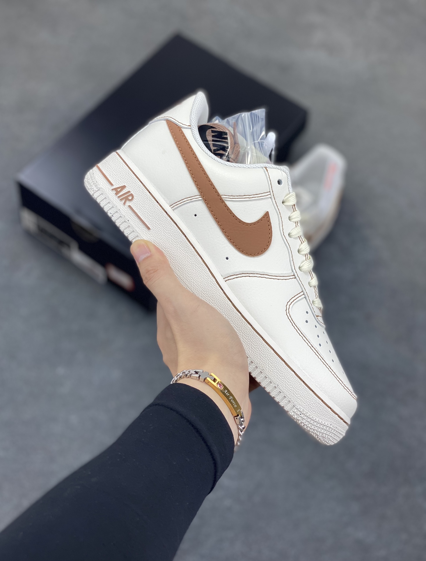 HY版本💯 Nike Air Force 1 Low 白黄 原楦头原纸板 打造纯正空军版型 专注外贸渠道 全掌内置蜂窝气垫 原盒配件 原厂中底钢印、拉帮完美 货号：HQ2037-101 尺码：36 36.5 37.5 38 38.5 39 40 40.5 41 42 42.5 43 44 44.5 45 46-选品中心