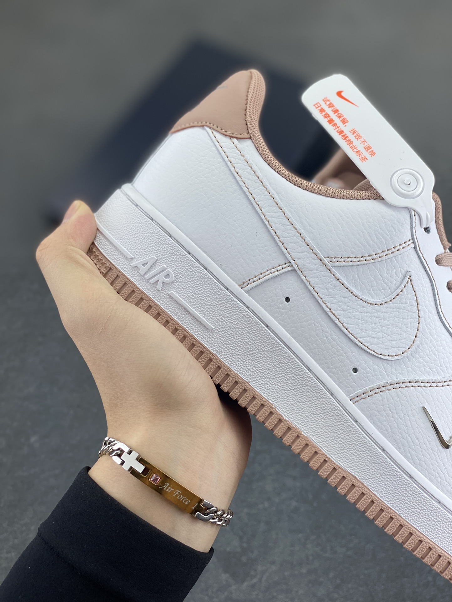 图片[6]-Nike Air Force 1 Low 白粉线小银勾 空军一号低帮运动休闲板鞋 原楦头原纸板 打造纯正空军版型#专注外贸渠道 全掌内置蜂窝气垫 #原盒配件 原厂中底钢印、拉帮完美 货号：IB6543-100 尺码：36 36.5 37.5 38 38.5 39 40 40.5 41 42 42.5 43 44 44.5 45-选品中心