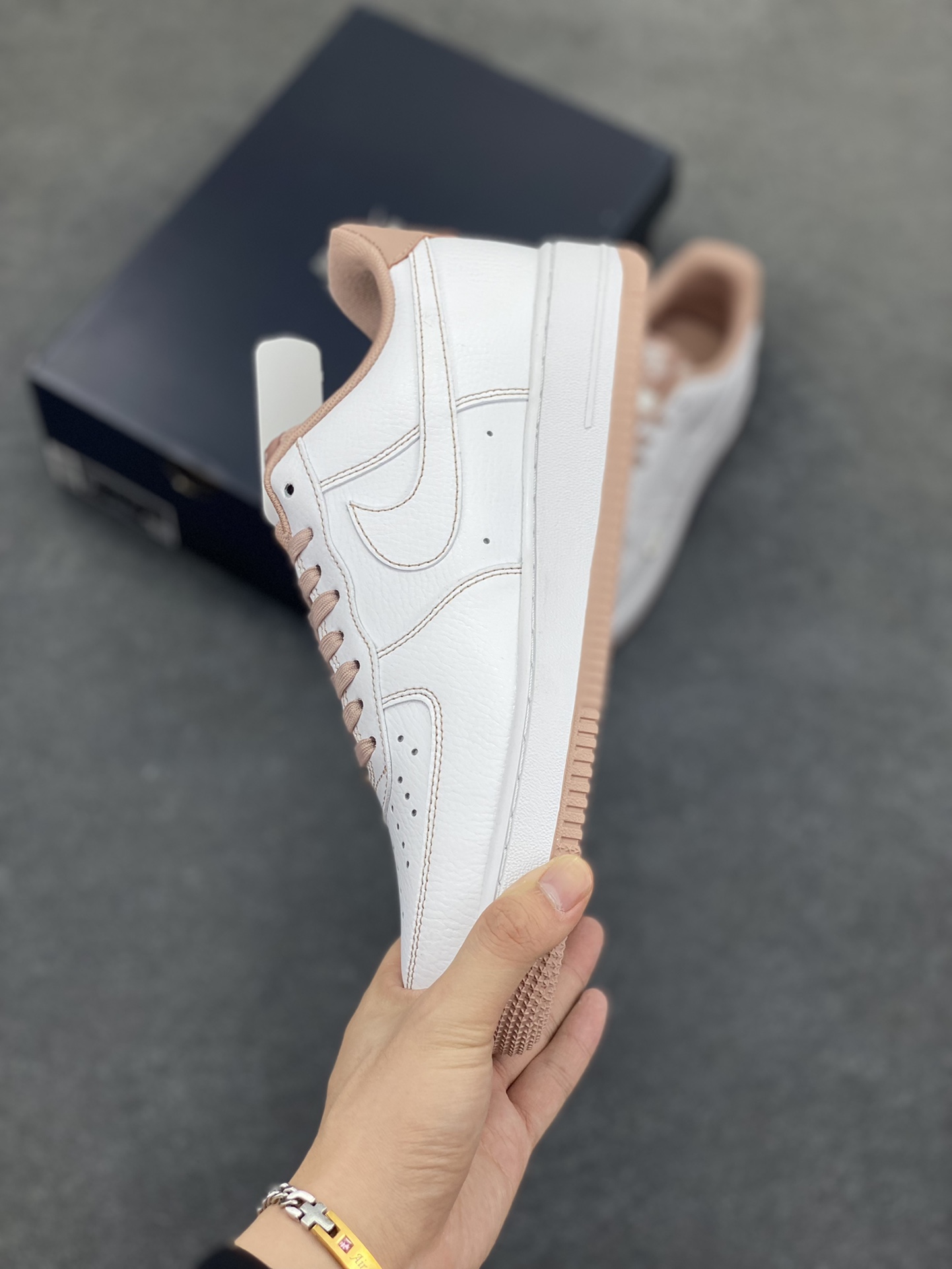 图片[3]-Nike Air Force 1 Low 白粉线小银勾 空军一号低帮运动休闲板鞋 原楦头原纸板 打造纯正空军版型#专注外贸渠道 全掌内置蜂窝气垫 #原盒配件 原厂中底钢印、拉帮完美 货号：IB6543-100 尺码：36 36.5 37.5 38 38.5 39 40 40.5 41 42 42.5 43 44 44.5 45-选品中心