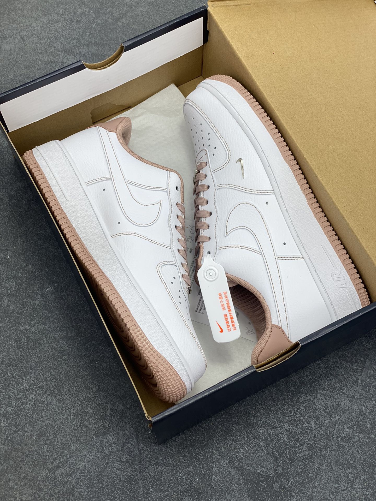 图片[9]-Nike Air Force 1 Low 白粉线小银勾 空军一号低帮运动休闲板鞋 原楦头原纸板 打造纯正空军版型#专注外贸渠道 全掌内置蜂窝气垫 #原盒配件 原厂中底钢印、拉帮完美 货号：IB6543-100 尺码：36 36.5 37.5 38 38.5 39 40 40.5 41 42 42.5 43 44 44.5 45-选品中心