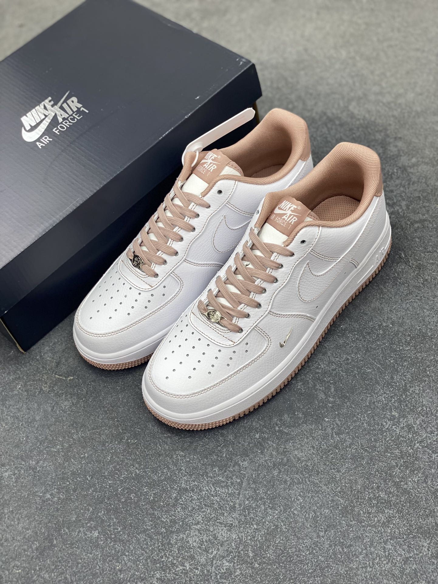 图片[8]-Nike Air Force 1 Low 白粉线小银勾 空军一号低帮运动休闲板鞋 原楦头原纸板 打造纯正空军版型#专注外贸渠道 全掌内置蜂窝气垫 #原盒配件 原厂中底钢印、拉帮完美 货号：IB6543-100 尺码：36 36.5 37.5 38 38.5 39 40 40.5 41 42 42.5 43 44 44.5 45-选品中心