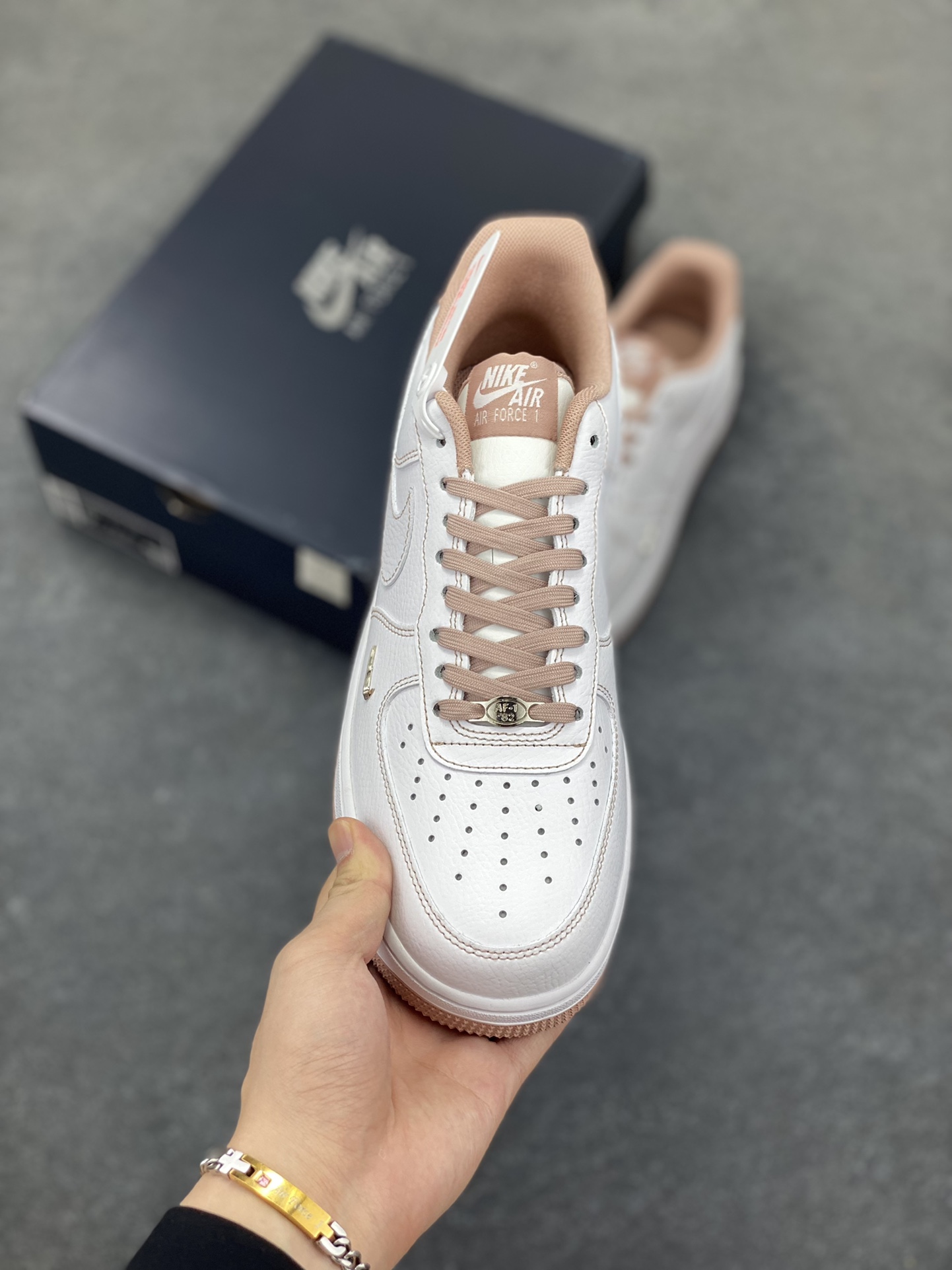 图片[2]-Nike Air Force 1 Low 白粉线小银勾 空军一号低帮运动休闲板鞋 原楦头原纸板 打造纯正空军版型#专注外贸渠道 全掌内置蜂窝气垫 #原盒配件 原厂中底钢印、拉帮完美 货号：IB6543-100 尺码：36 36.5 37.5 38 38.5 39 40 40.5 41 42 42.5 43 44 44.5 45-选品中心