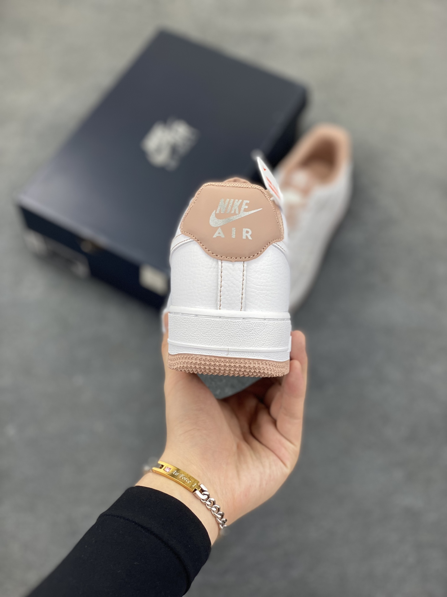 图片[4]-Nike Air Force 1 Low 白粉线小银勾 空军一号低帮运动休闲板鞋 原楦头原纸板 打造纯正空军版型#专注外贸渠道 全掌内置蜂窝气垫 #原盒配件 原厂中底钢印、拉帮完美 货号：IB6543-100 尺码：36 36.5 37.5 38 38.5 39 40 40.5 41 42 42.5 43 44 44.5 45-选品中心