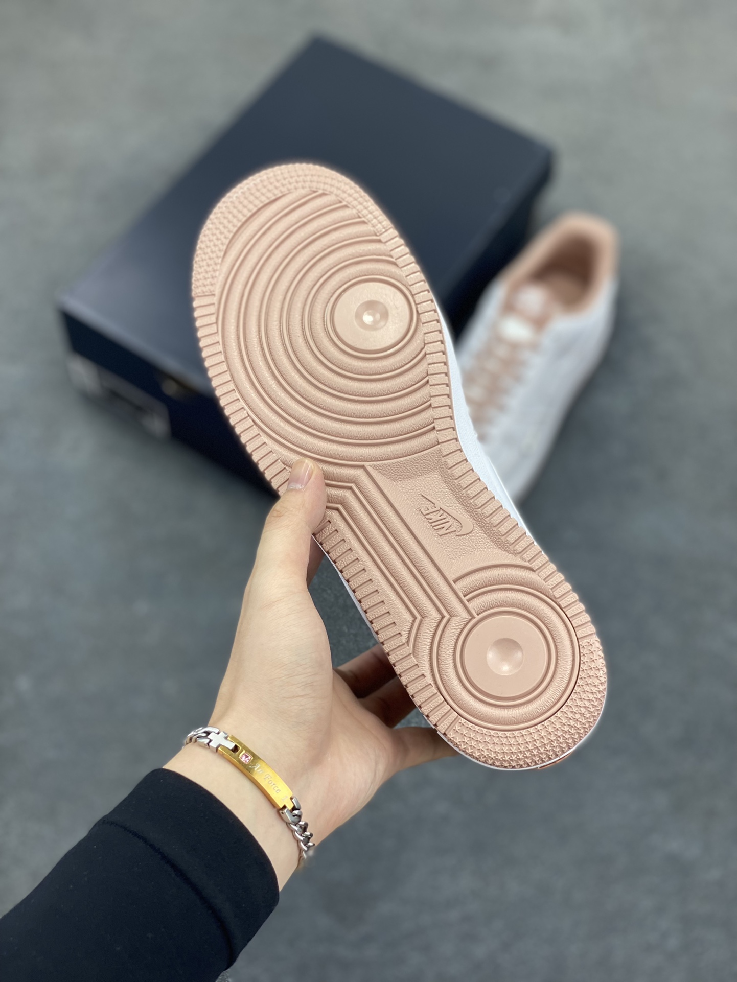 图片[5]-Nike Air Force 1 Low 白粉线小银勾 空军一号低帮运动休闲板鞋 原楦头原纸板 打造纯正空军版型#专注外贸渠道 全掌内置蜂窝气垫 #原盒配件 原厂中底钢印、拉帮完美 货号：IB6543-100 尺码：36 36.5 37.5 38 38.5 39 40 40.5 41 42 42.5 43 44 44.5 45-选品中心