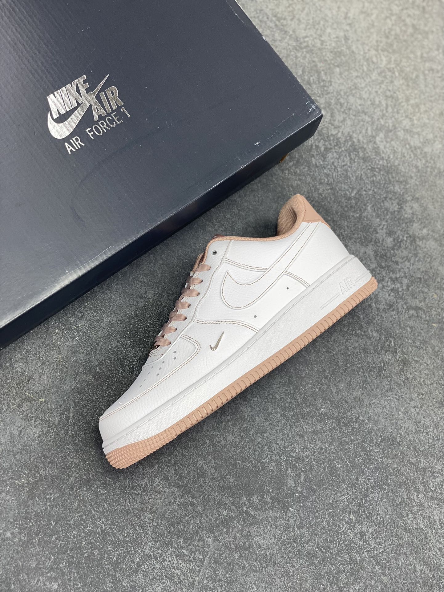 图片[7]-Nike Air Force 1 Low 白粉线小银勾 空军一号低帮运动休闲板鞋 原楦头原纸板 打造纯正空军版型#专注外贸渠道 全掌内置蜂窝气垫 #原盒配件 原厂中底钢印、拉帮完美 货号：IB6543-100 尺码：36 36.5 37.5 38 38.5 39 40 40.5 41 42 42.5 43 44 44.5 45-选品中心