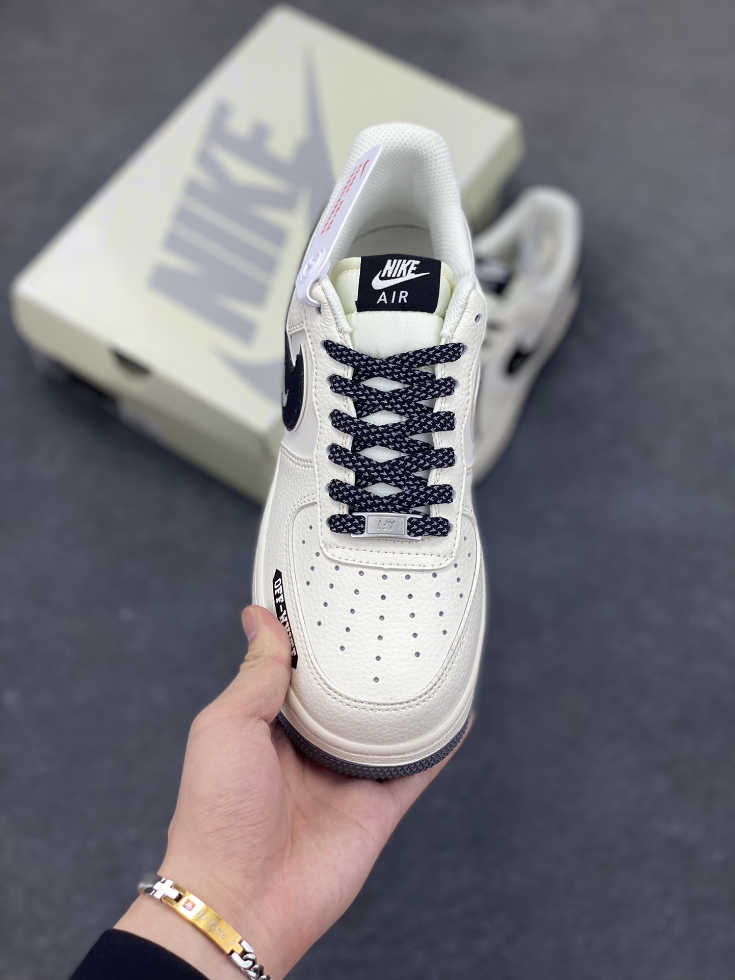 图片[2]-Nike Air Force 1 \’07 Low “OFF-WHITE联名——灰黑双色米黑”空军一号 低帮 运动鞋 休闲鞋 折边针车 工艺难度大 原楦头原纸板 原装鞋盒 定制五金配件 内置全掌气垫 原厂鞋底 货号：QW5836-005 尺码：36 36.5 37.5 38 38.5 39 40 40.5 41 42 42.5 43 44 44.5 45-选品中心
