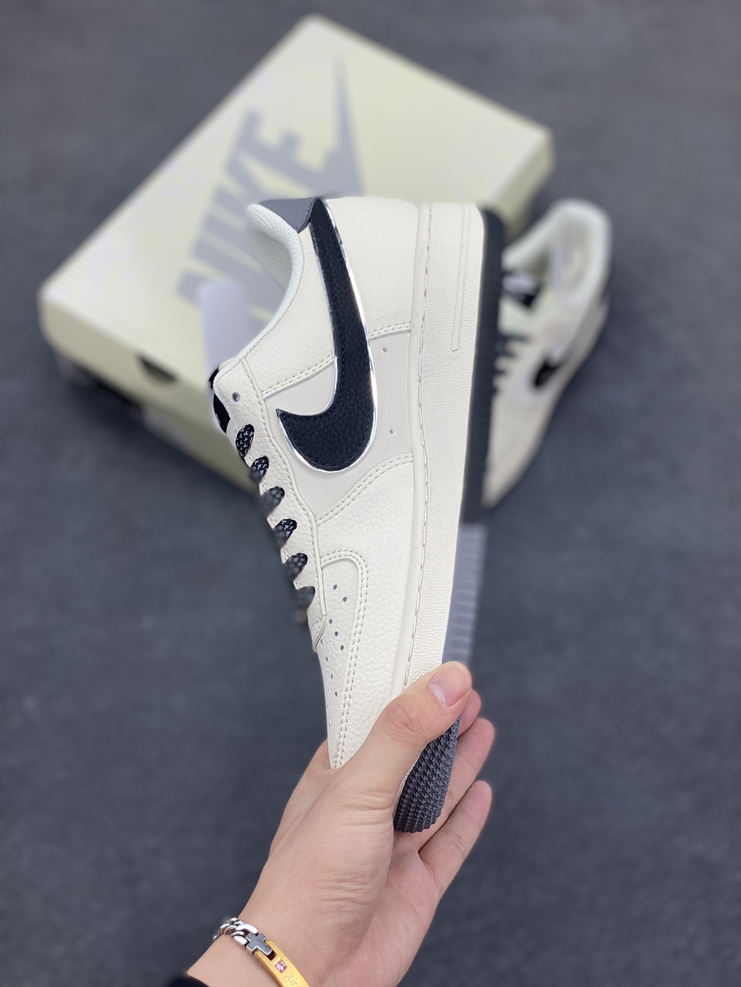 图片[3]-Nike Air Force 1 \’07 Low “OFF-WHITE联名——灰黑双色米黑”空军一号 低帮 运动鞋 休闲鞋 折边针车 工艺难度大 原楦头原纸板 原装鞋盒 定制五金配件 内置全掌气垫 原厂鞋底 货号：QW5836-005 尺码：36 36.5 37.5 38 38.5 39 40 40.5 41 42 42.5 43 44 44.5 45-选品中心