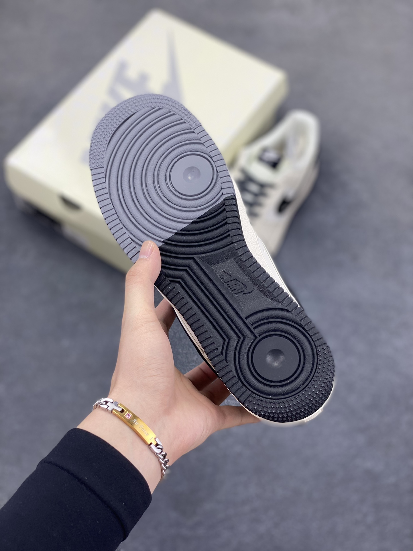 图片[5]-Nike Air Force 1 \’07 Low “OFF-WHITE联名——灰黑双色米黑”空军一号 低帮 运动鞋 休闲鞋 折边针车 工艺难度大 原楦头原纸板 原装鞋盒 定制五金配件 内置全掌气垫 原厂鞋底 货号：QW5836-005 尺码：36 36.5 37.5 38 38.5 39 40 40.5 41 42 42.5 43 44 44.5 45-选品中心