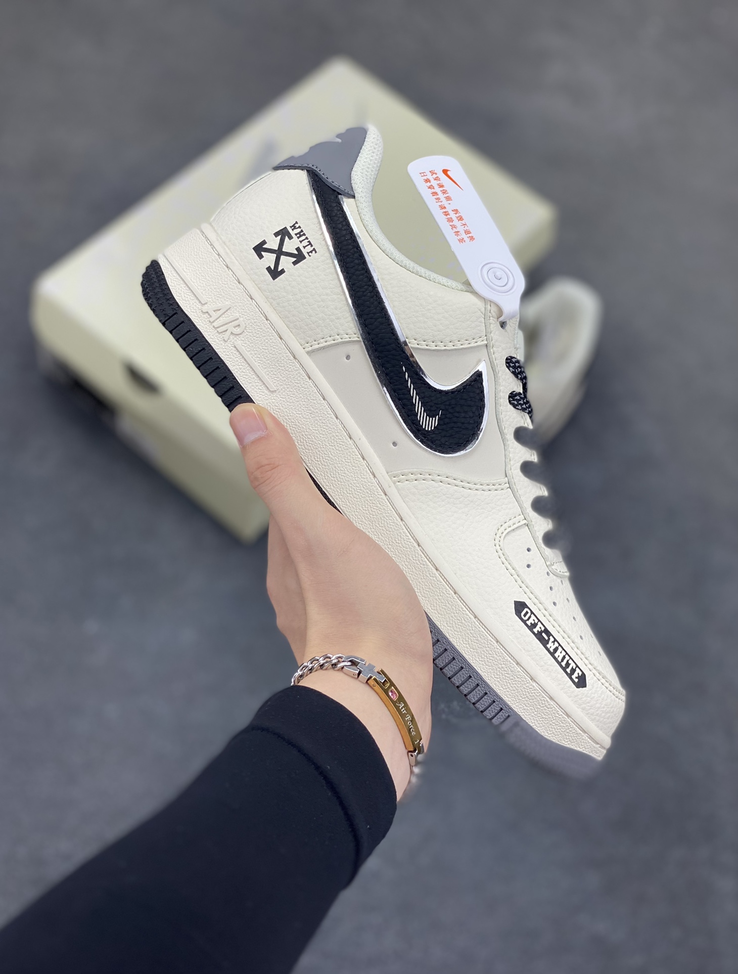 Nike Air Force 1 \'07 Low “OFF-WHITE联名——灰黑双色米黑”空军一号 低帮 运动鞋 休闲鞋 折边针车 工艺难度大 原楦头原纸板 原装鞋盒 定制五金配件 内置全掌气垫 原厂鞋底 货号：QW5836-005 尺码：36 36.5 37.5 38 38.5 39 40 40.5 41 42 42.5 43 44 44.5 45-选品中心