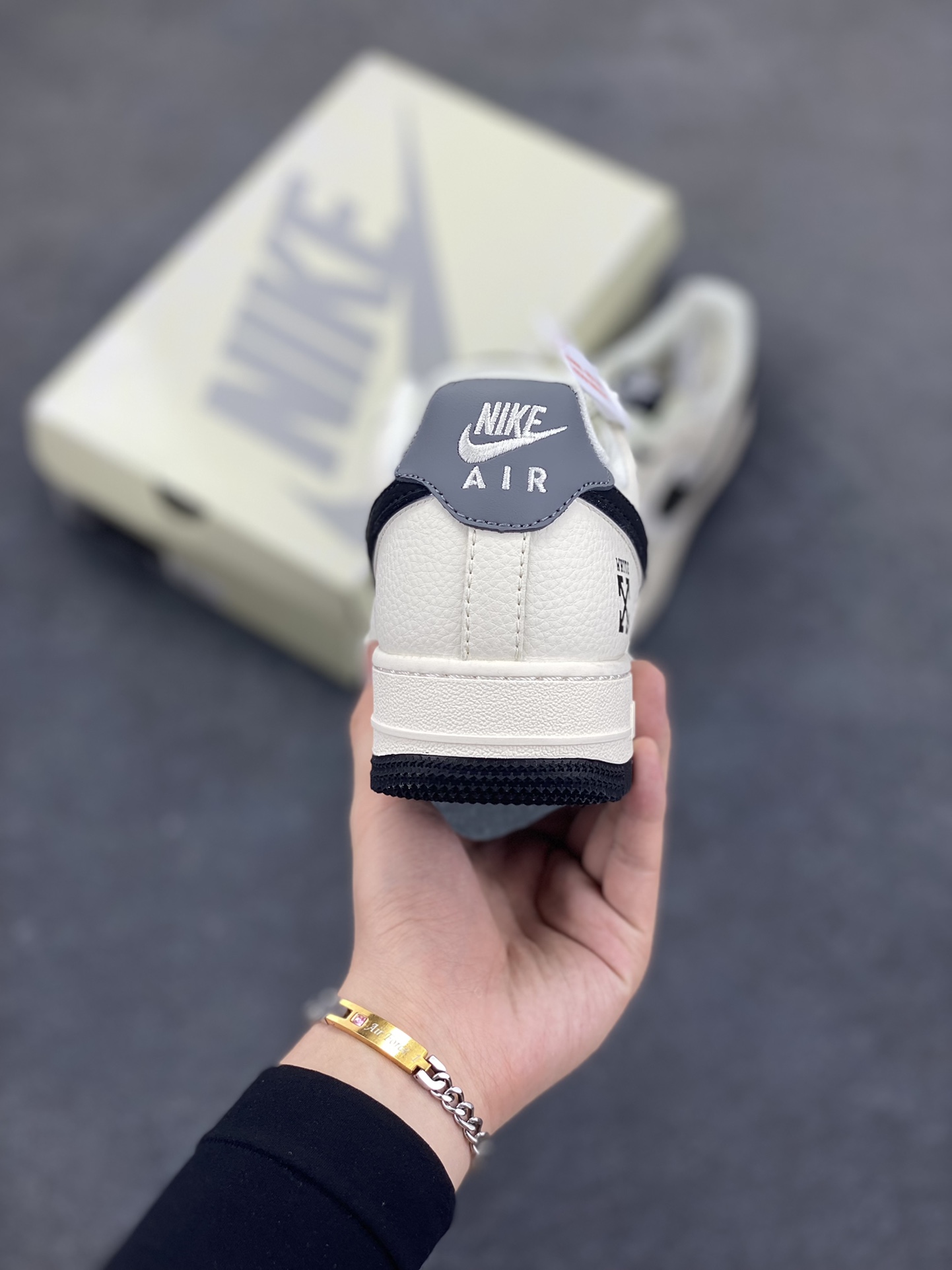 图片[4]-Nike Air Force 1 \’07 Low “OFF-WHITE联名——灰黑双色米黑”空军一号 低帮 运动鞋 休闲鞋 折边针车 工艺难度大 原楦头原纸板 原装鞋盒 定制五金配件 内置全掌气垫 原厂鞋底 货号：QW5836-005 尺码：36 36.5 37.5 38 38.5 39 40 40.5 41 42 42.5 43 44 44.5 45-选品中心