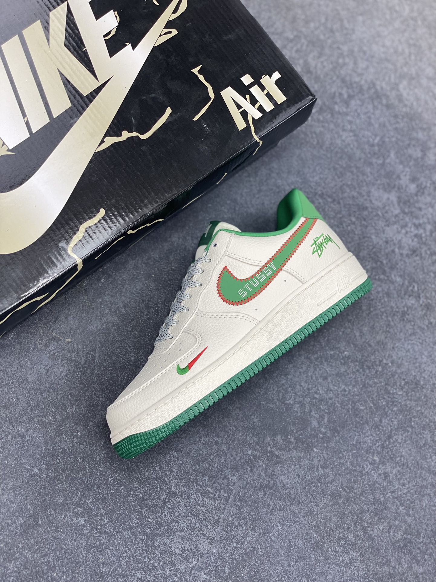 图片[7]-Nike Air Force 1 \’07 Low “斯图西联名——针织勾米绿”空军一号 低帮 运动鞋 休闲鞋 折边针车 工艺难度大 原楦头原纸板 原装鞋盒 定制五金配件 内置全掌气垫 原厂鞋底 货号：KJ1688-002 尺码：36 36.5 37.5 38 38.5 39 40 40.5 41 42 42.5 43 44 44.5 45-选品中心