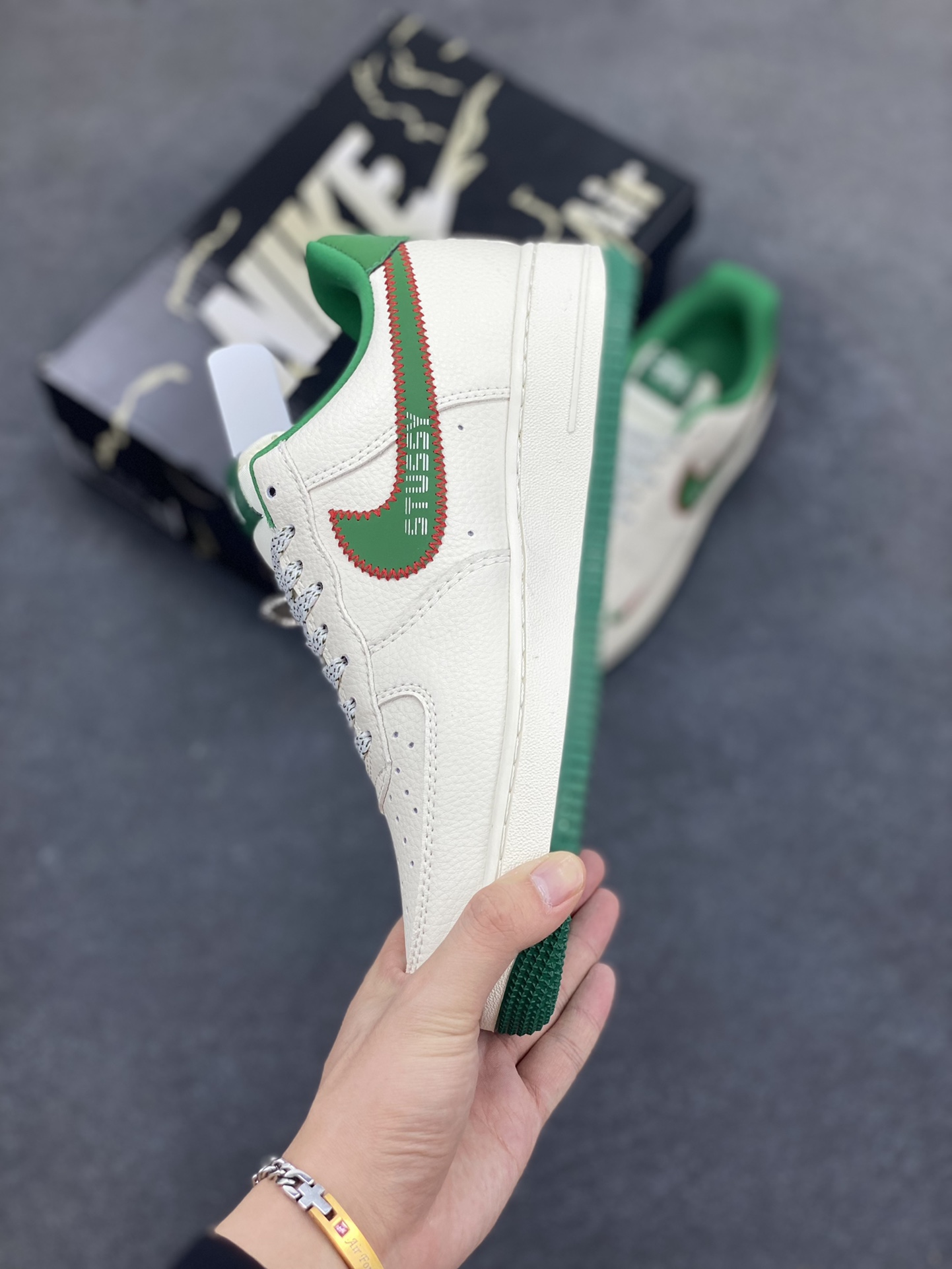 图片[3]-Nike Air Force 1 \’07 Low “斯图西联名——针织勾米绿”空军一号 低帮 运动鞋 休闲鞋 折边针车 工艺难度大 原楦头原纸板 原装鞋盒 定制五金配件 内置全掌气垫 原厂鞋底 货号：KJ1688-002 尺码：36 36.5 37.5 38 38.5 39 40 40.5 41 42 42.5 43 44 44.5 45-选品中心