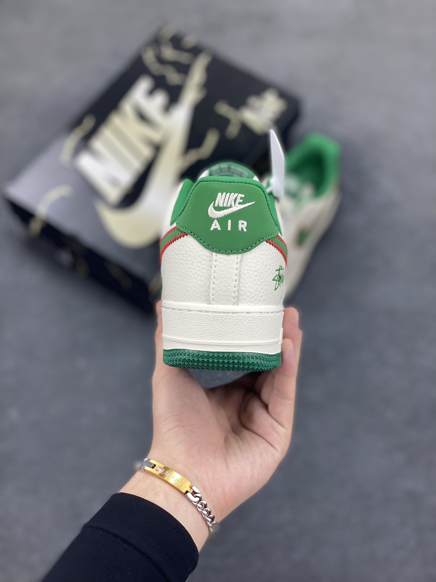 图片[4]-Nike Air Force 1 \’07 Low “斯图西联名——针织勾米绿”空军一号 低帮 运动鞋 休闲鞋 折边针车 工艺难度大 原楦头原纸板 原装鞋盒 定制五金配件 内置全掌气垫 原厂鞋底 货号：KJ1688-002 尺码：36 36.5 37.5 38 38.5 39 40 40.5 41 42 42.5 43 44 44.5 45-选品中心